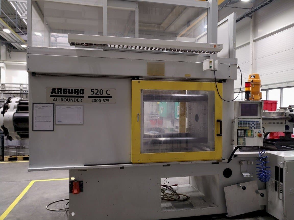 Vista frontale della macchina Arburg 520 C 2000–675