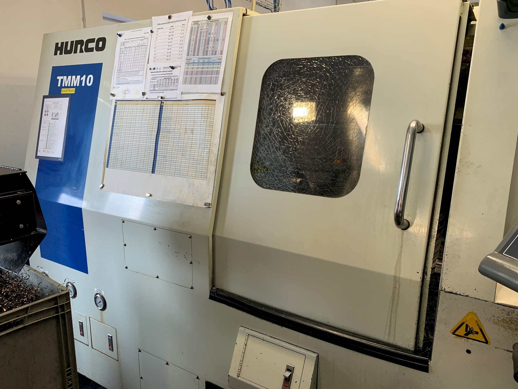 Vista frontale della macchina Hurco TMM 10