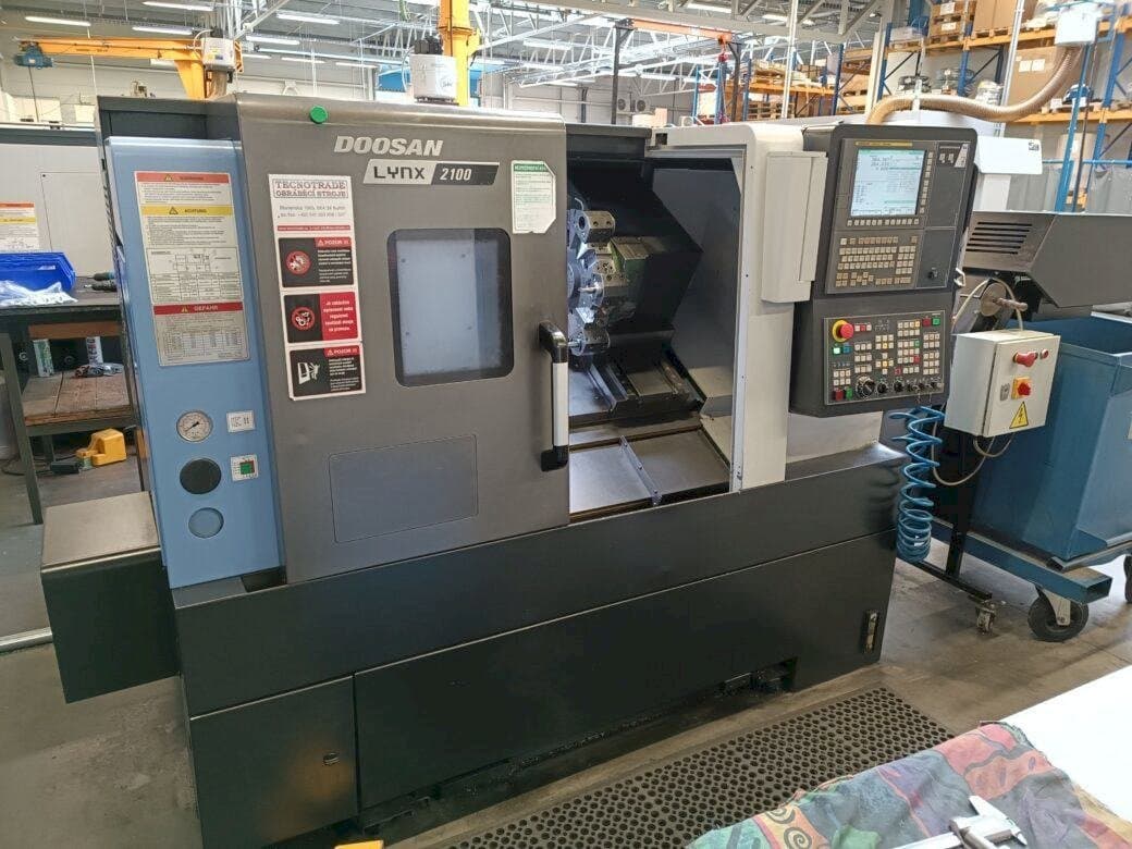 Vista frontale della macchina DOOSAN Lynx 2100A