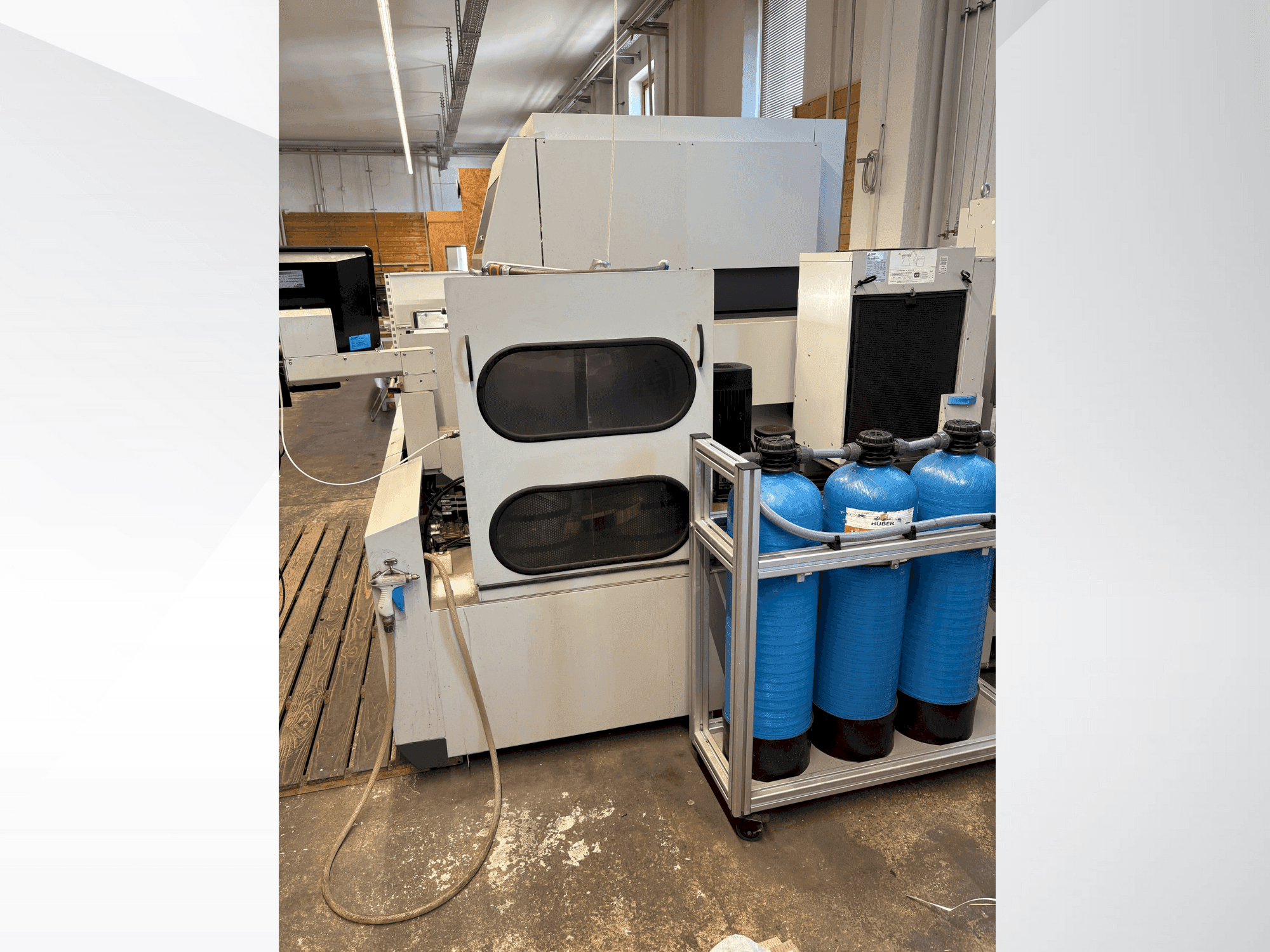 Vista frontale della macchina Mitsubishi MV2400S