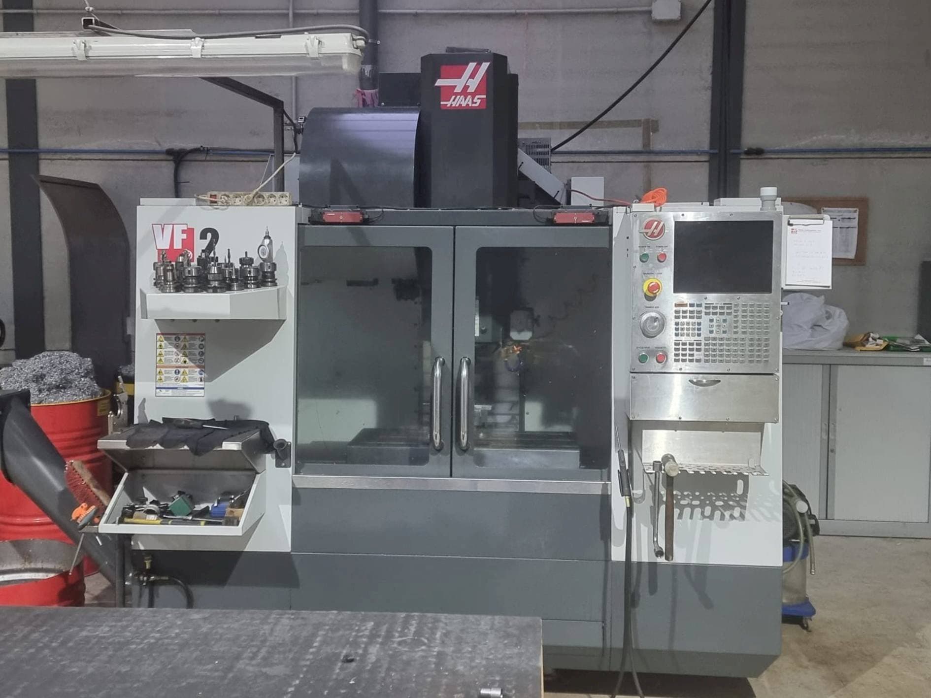 Vista frontale della macchina HAAS VF-2