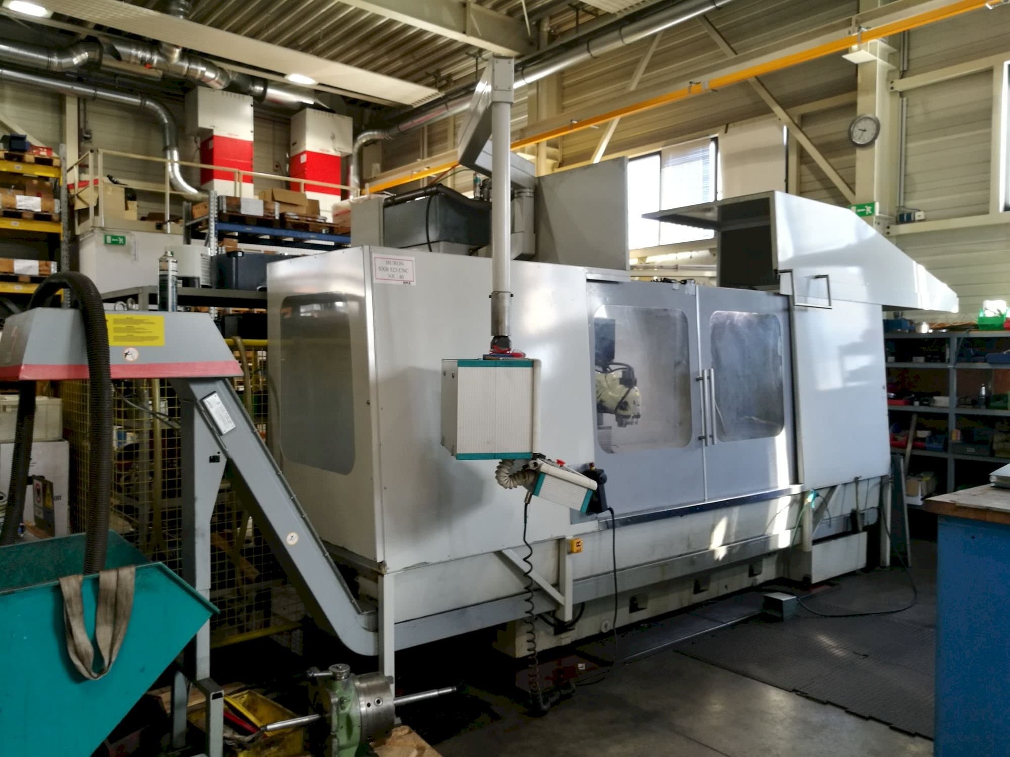 Vista frontale della macchina Huron SXB 523 CNC