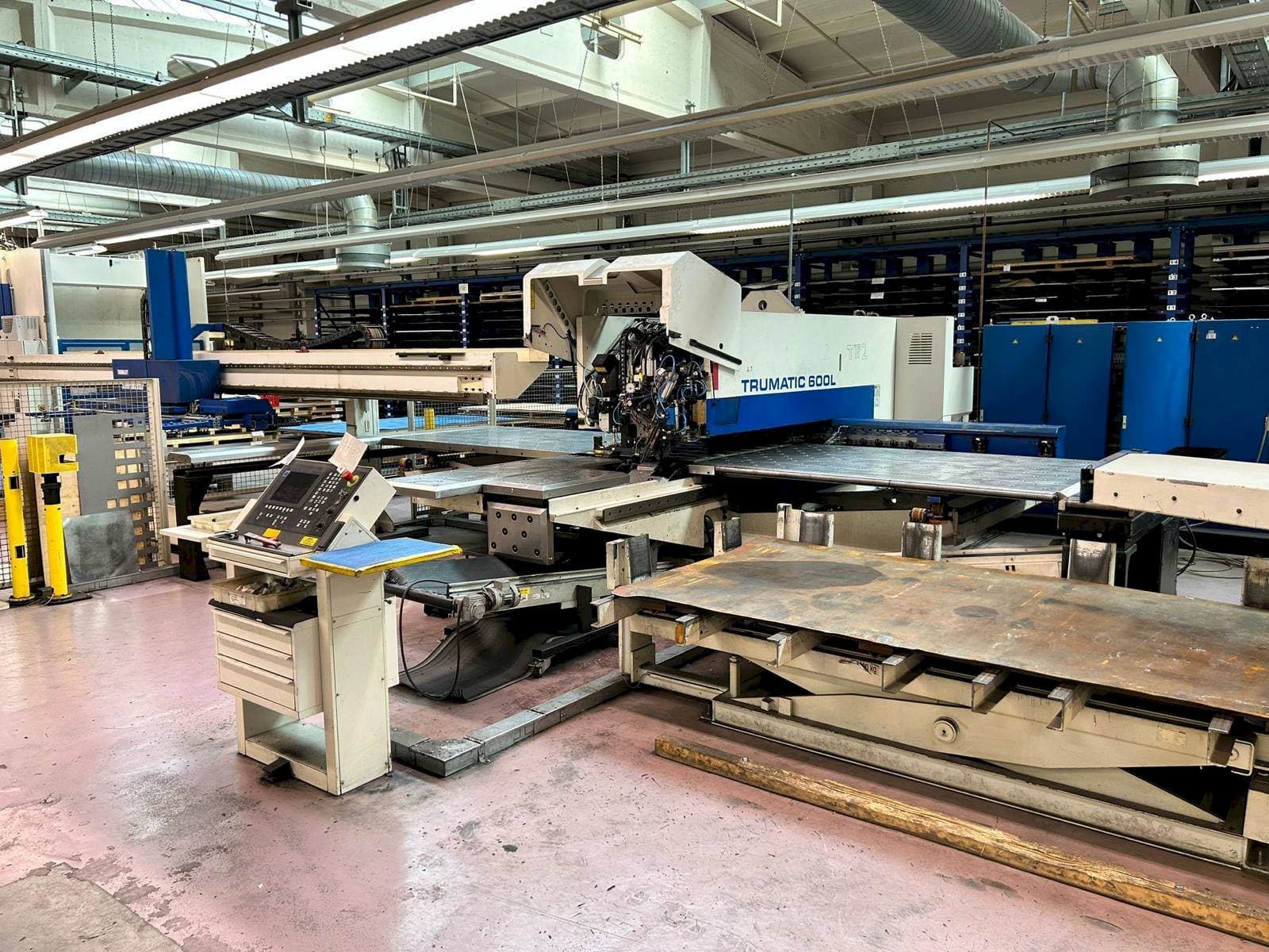 Vista frontale della macchina Trumpf TruMatic 600L
