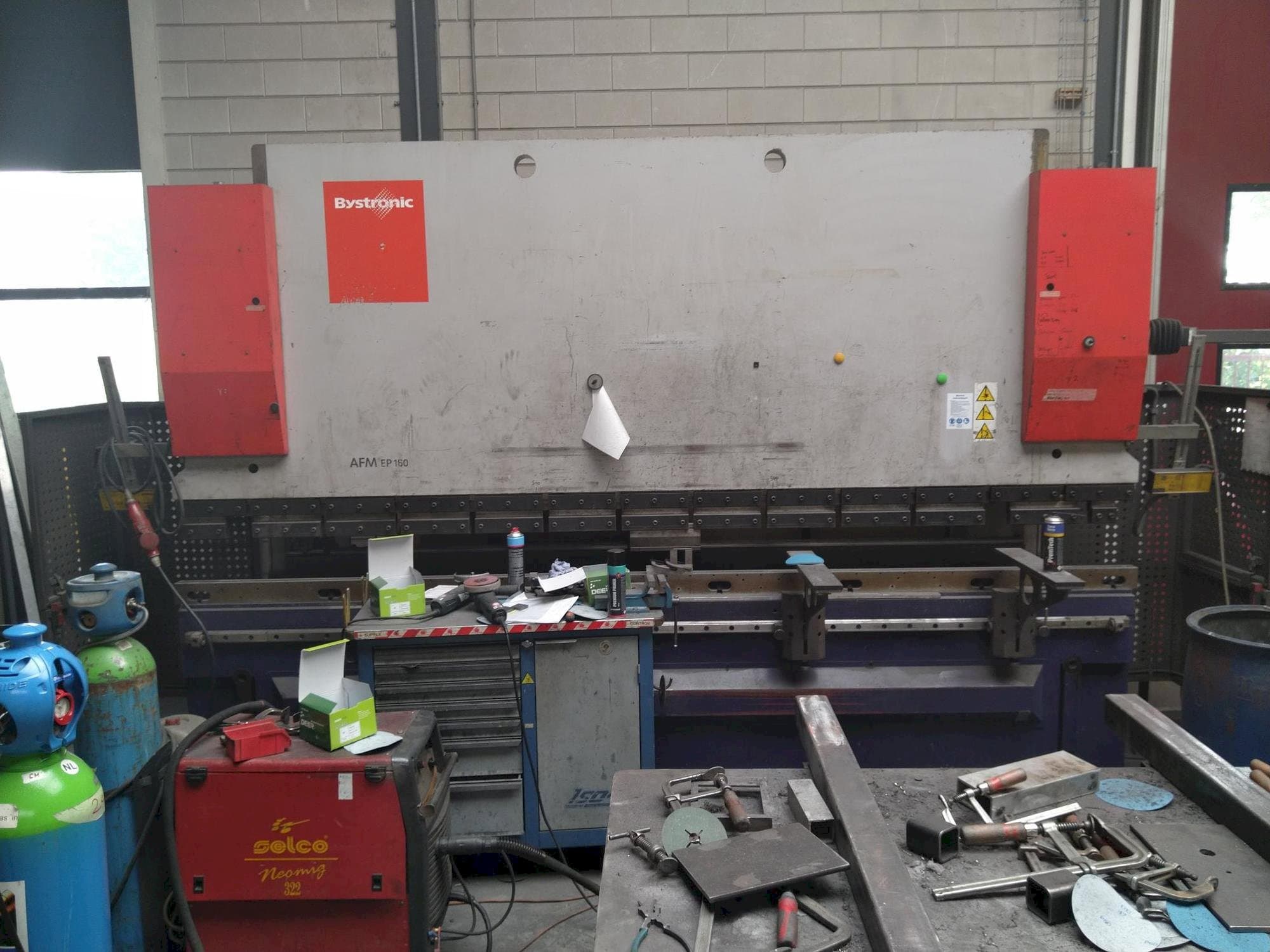 Vista frontale della macchina Bystronic EP40-160