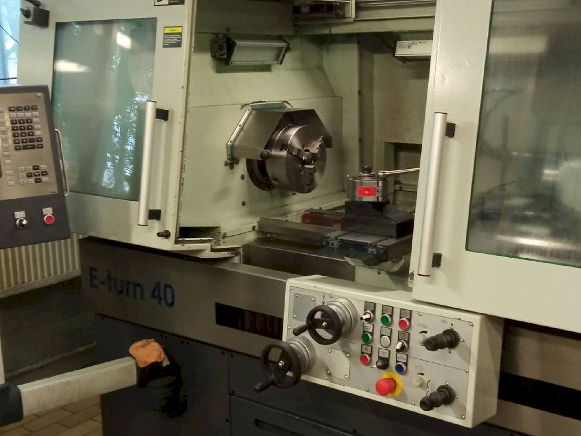 Vista frontale della macchina Avia									 E-turn 40