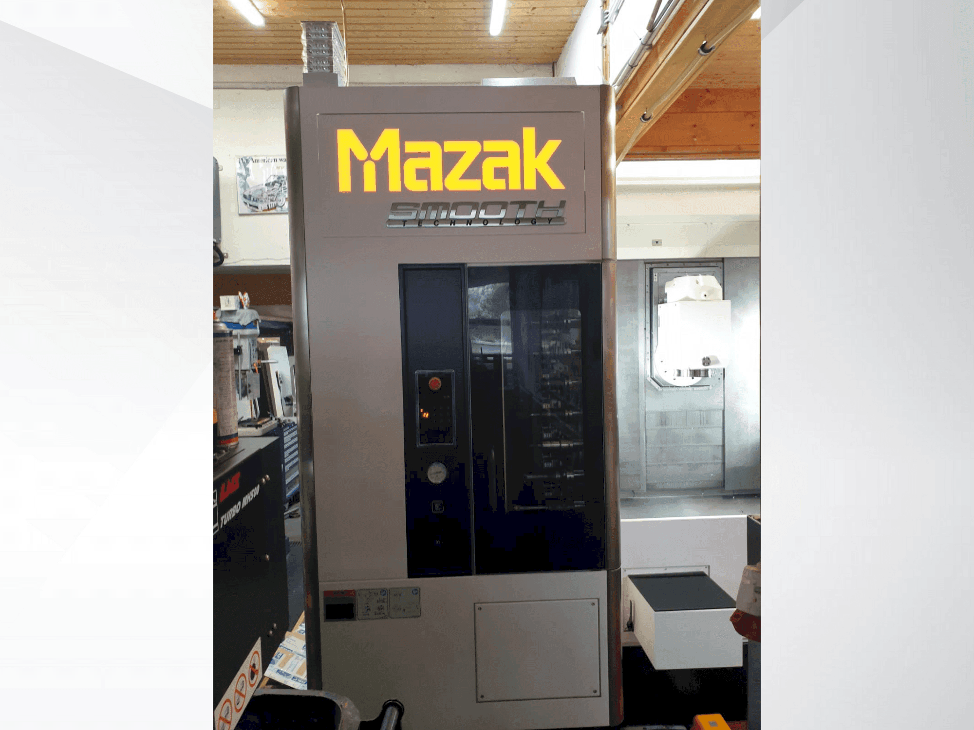 Vista frontale della macchina Mazak INTEGREX j-200S