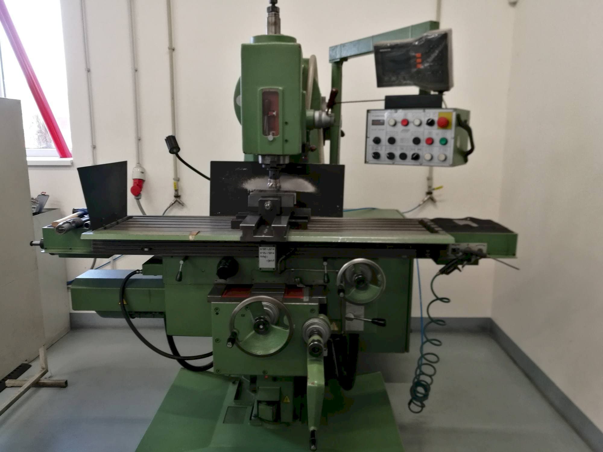 Vista frontale della macchina TOS FGV 32