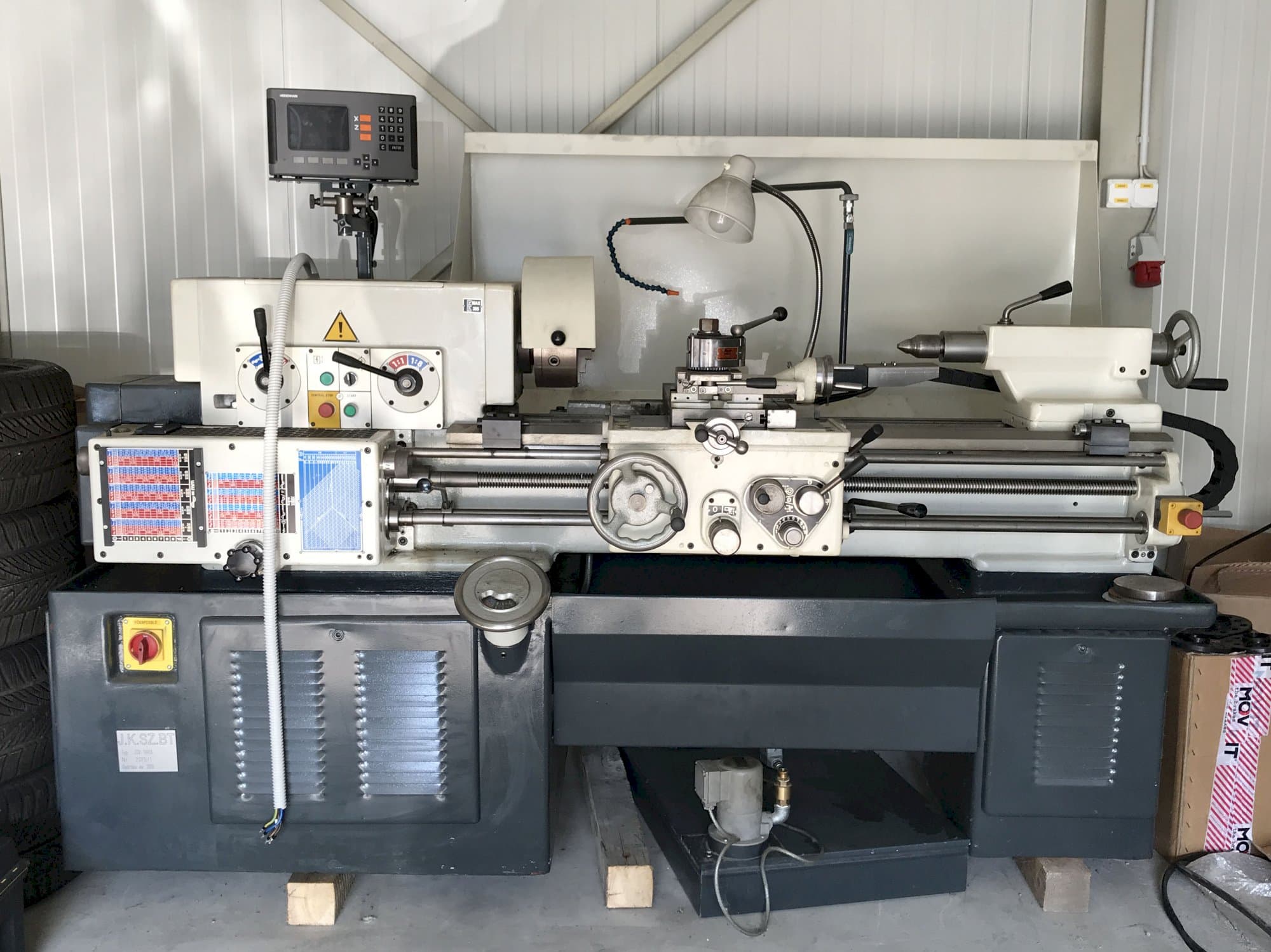 Vista frontale della macchina TOS JSV-18RA