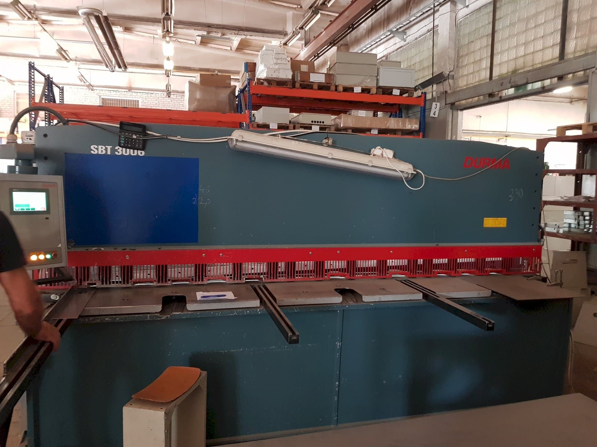 Vista frontale della macchina Durma SBT 3006