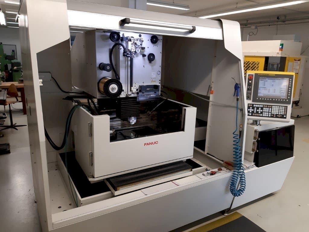 Vista frontale della macchina FANUC Robocut Alpha-1iD