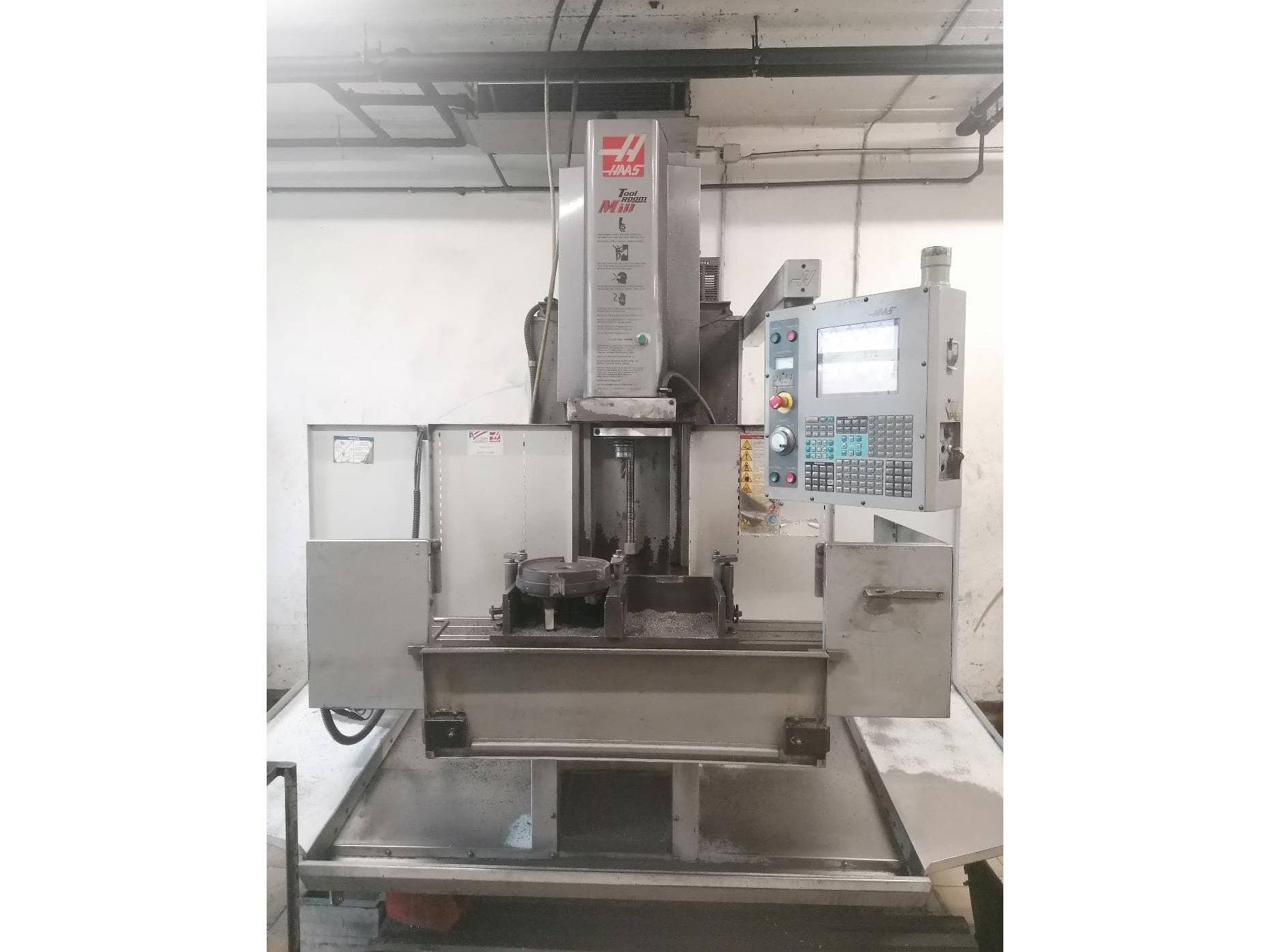 Vista frontale della macchina HAAS TM2-HE