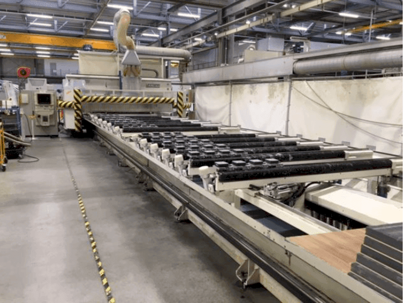 Vista laterale sinistra della macchina Uniteam 5 achs