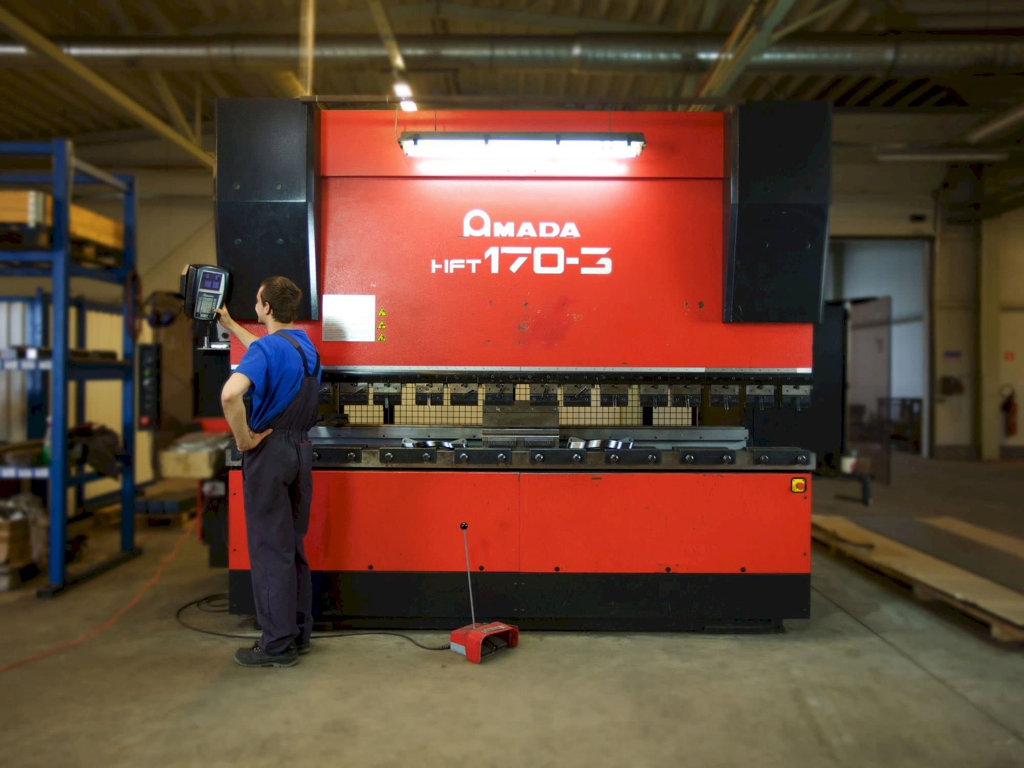 Vista frontale della macchina AMADA HFT 170-3