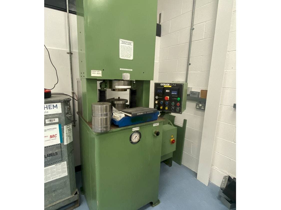 Vista frontale della macchina Extrude Hone Vector Series