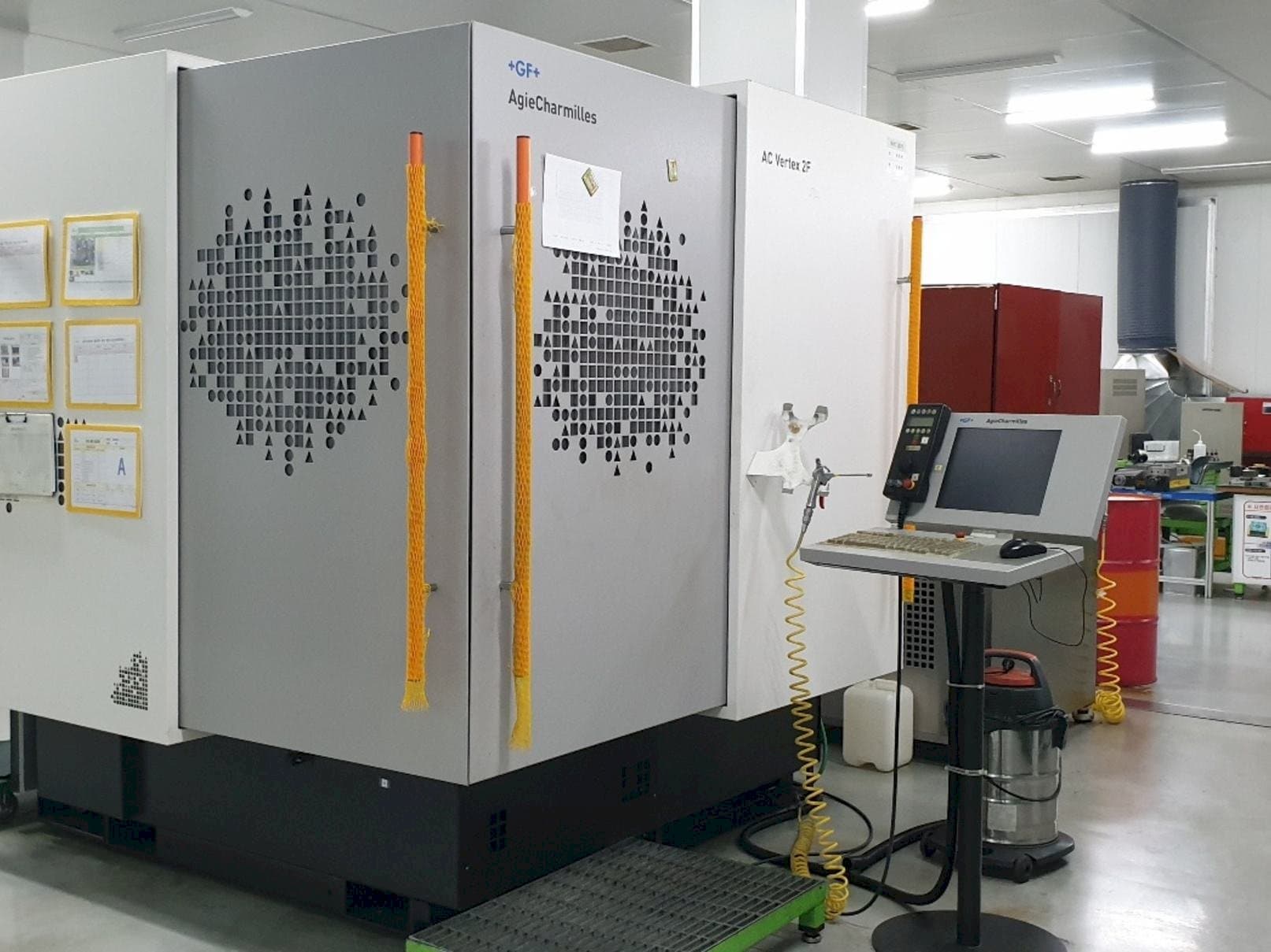 Vista frontale della macchina AgieCharmilles AC VERTEX 2F