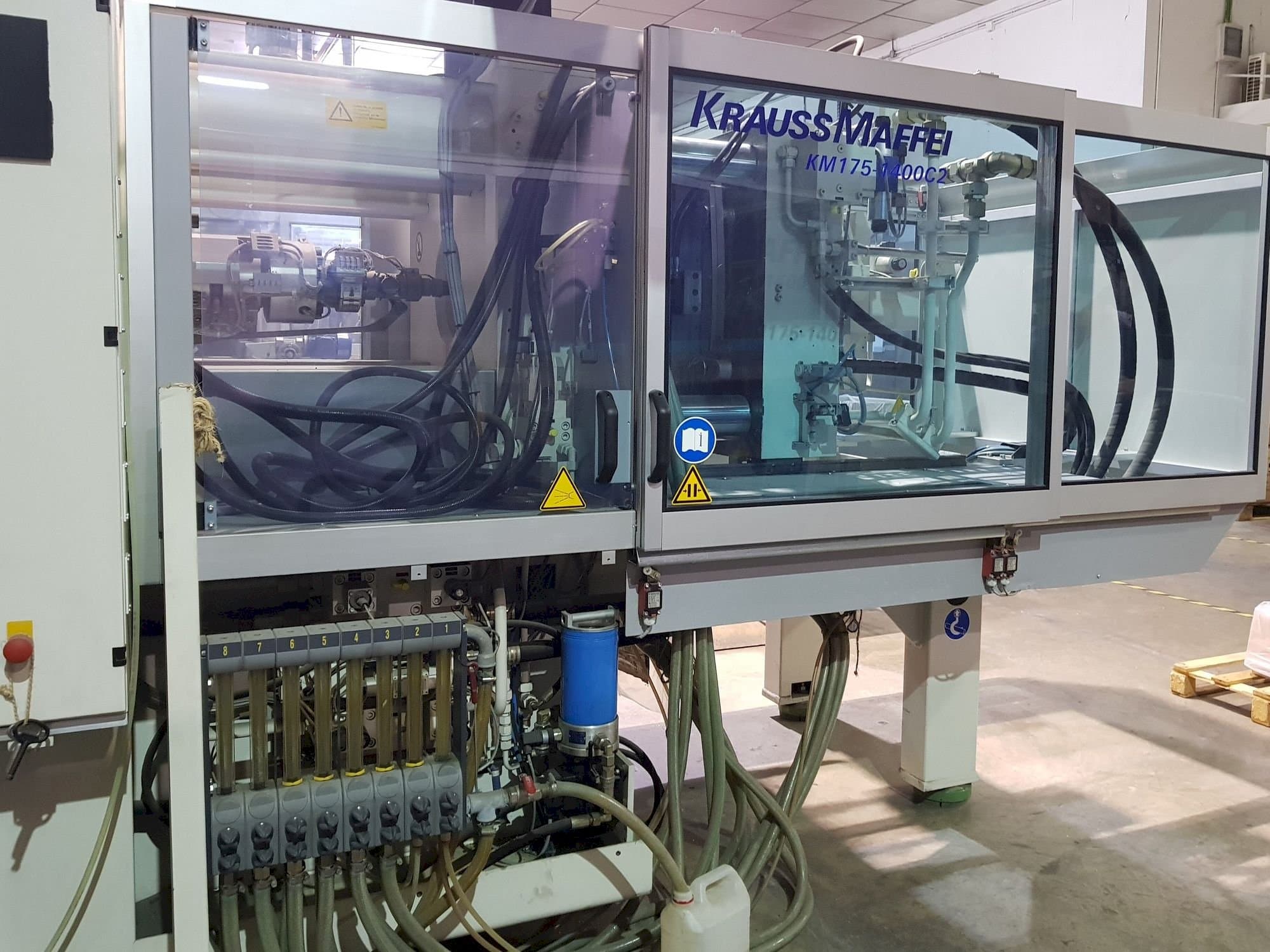Vista frontale della macchina Krauss Maffei 175-1400 C2