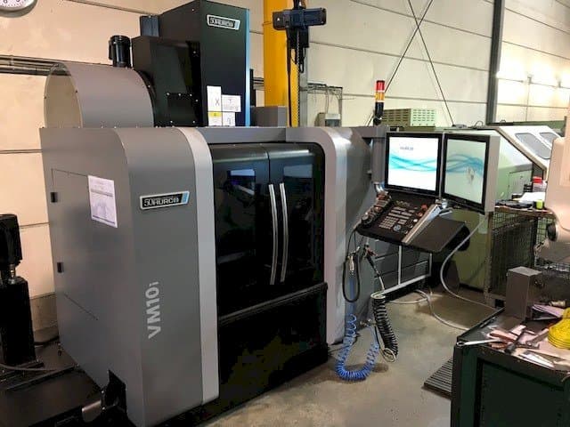 Vista frontale della macchina Hurco VM10i