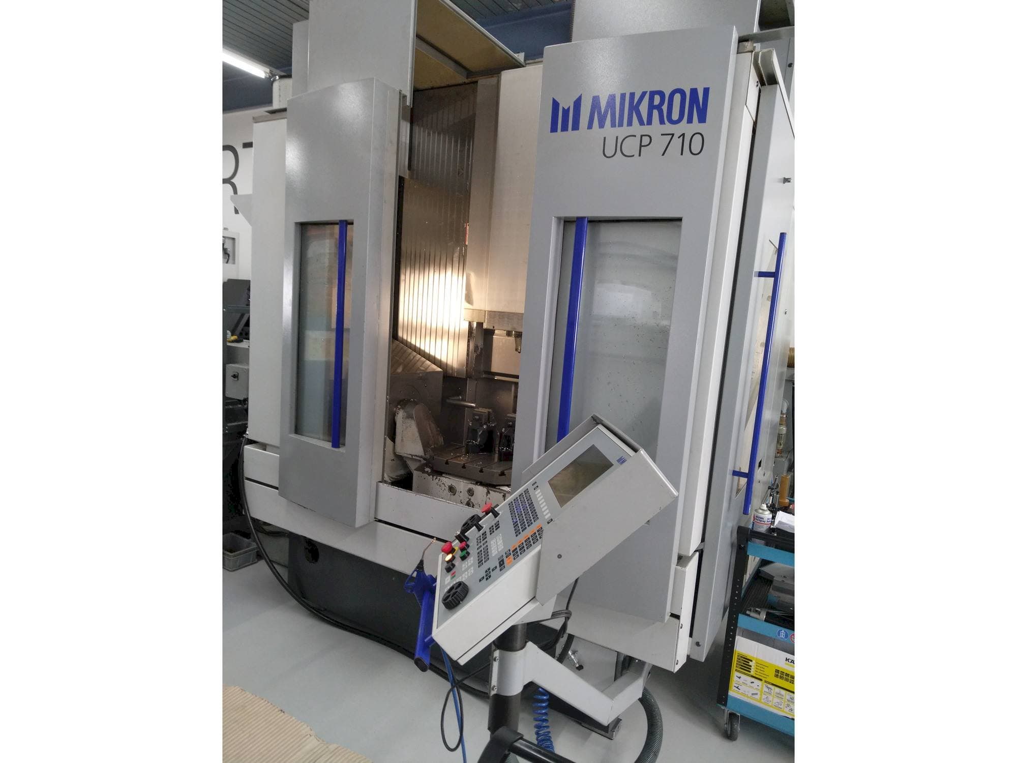 Vista frontale della macchina MIKRON UCP 710