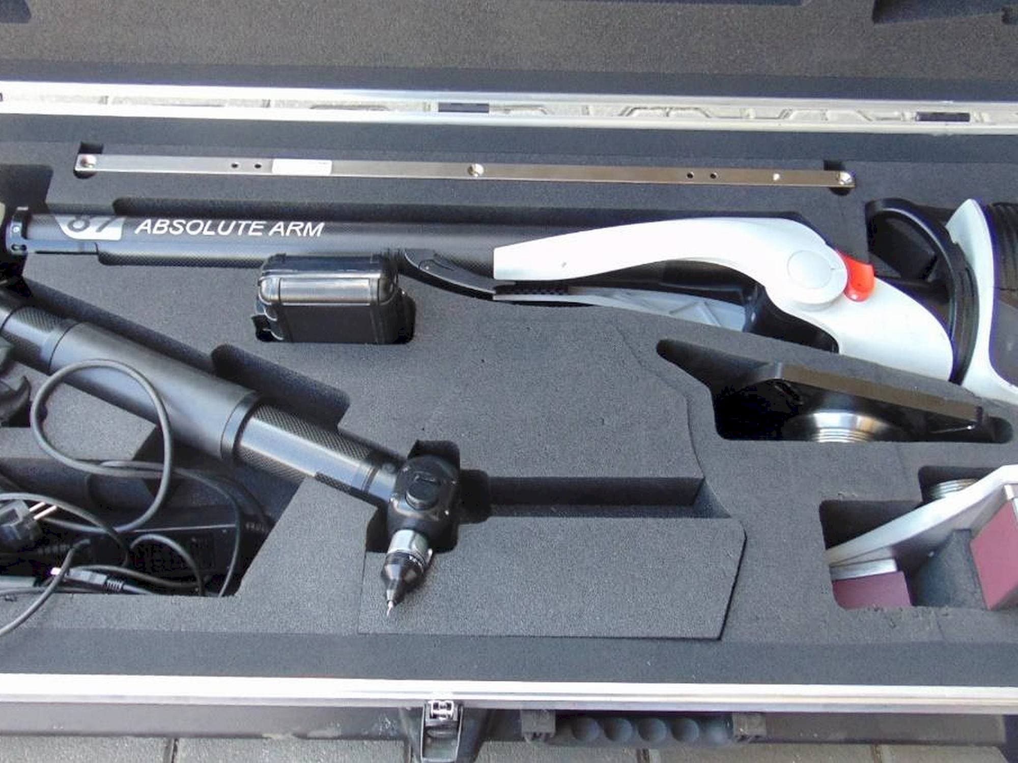 Vista frontale della macchina Hexagon RA8 V1