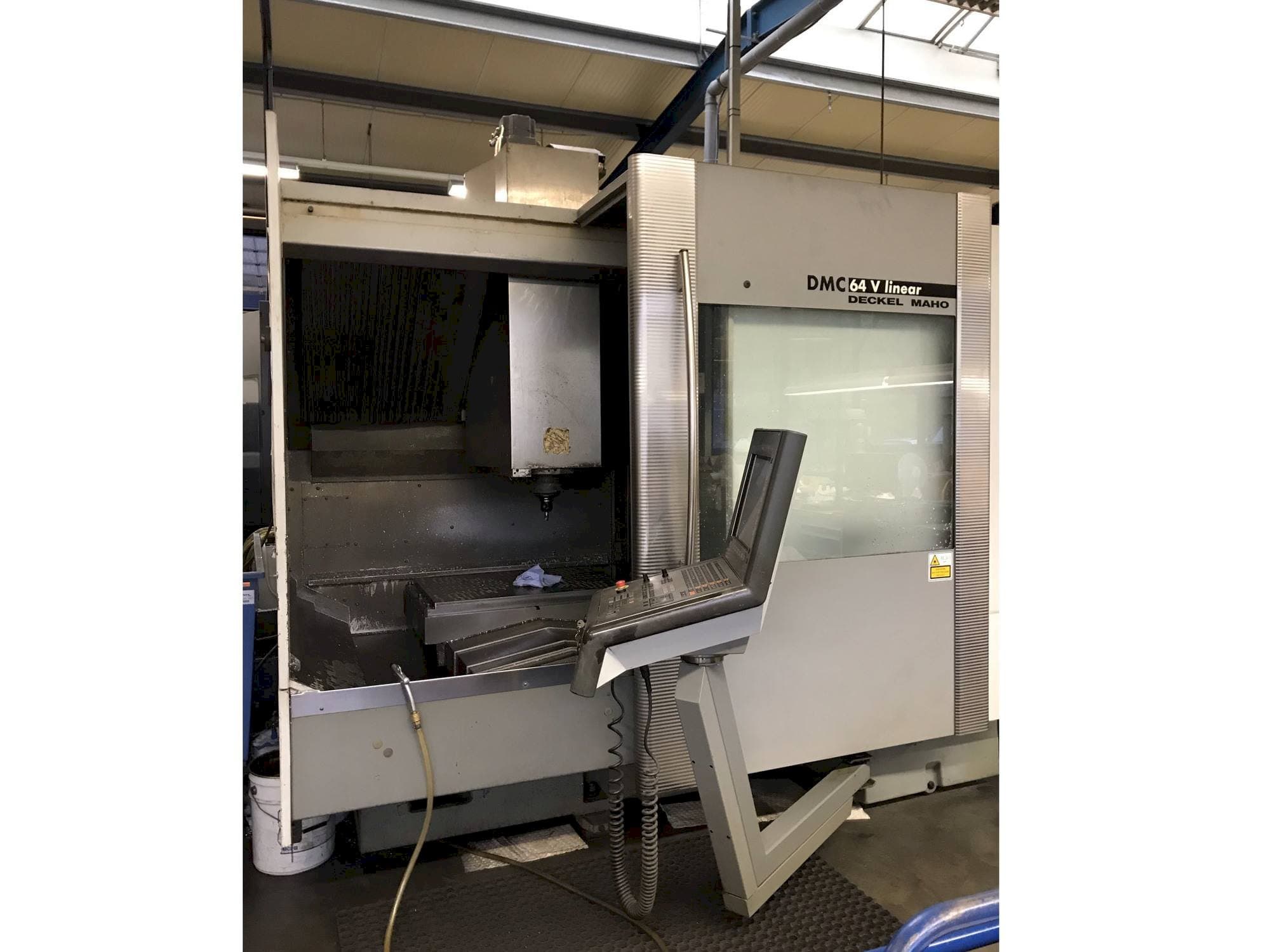 Vista laterale sinistra della macchina DECKEL MAHO DMC 64V Linear