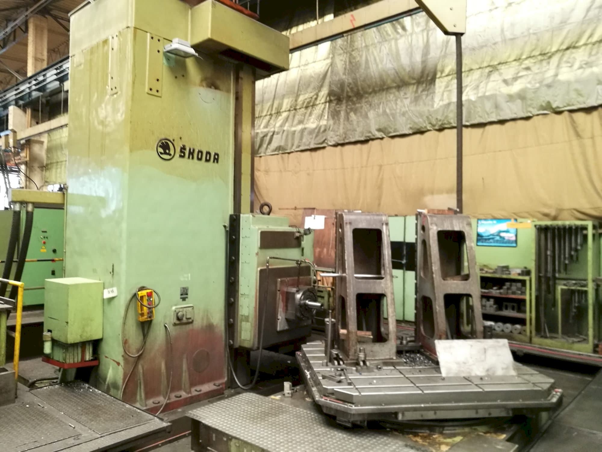 Vista frontale della macchina SKODA WI 130