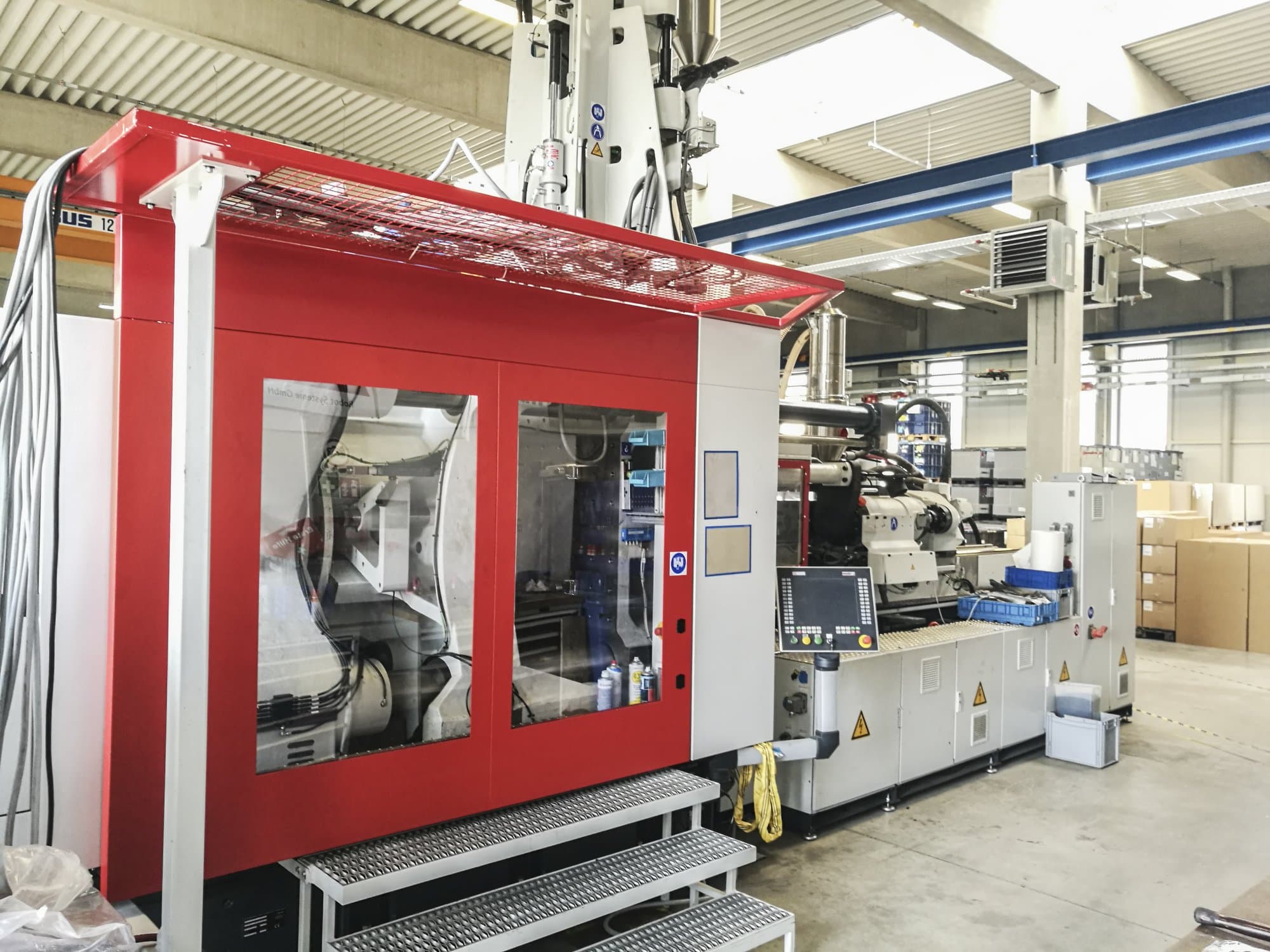 Vista lato sinistro della macchina FERROMATIK MILACRON MM 800-4880/MSW