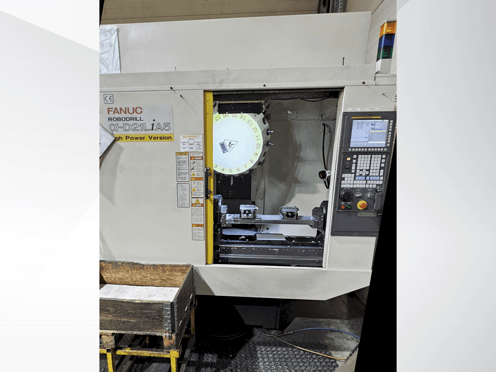 Vista frontale della macchina FANUC Robodrill α-D21L iA