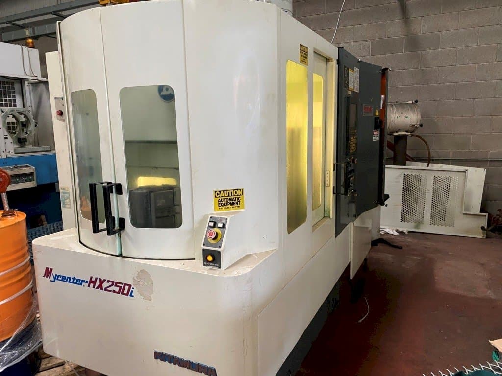 Vista frontale della macchina Kitamura Mycenter HX250i