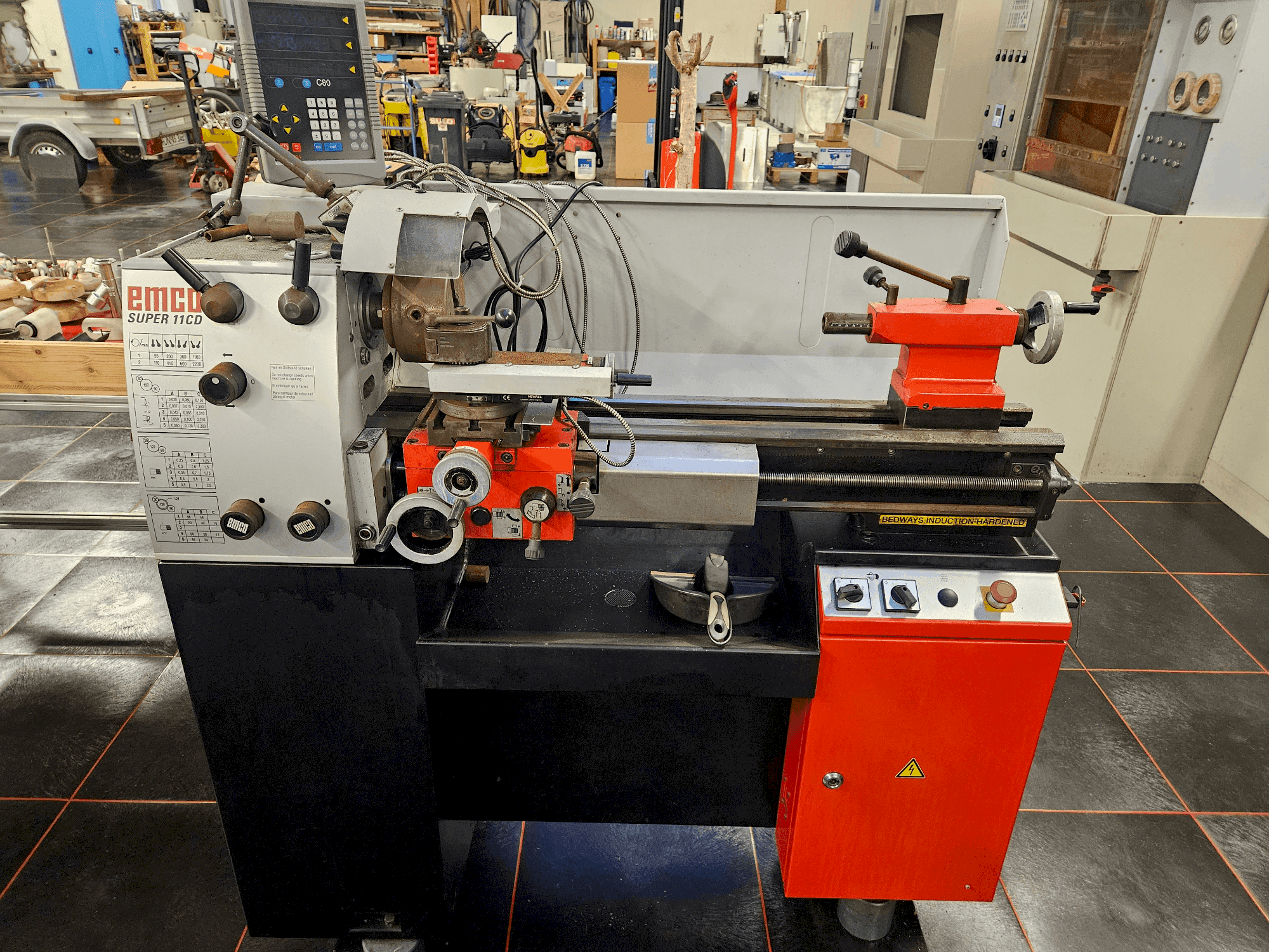 Vista frontale della macchina EMCO SUPER11 CD