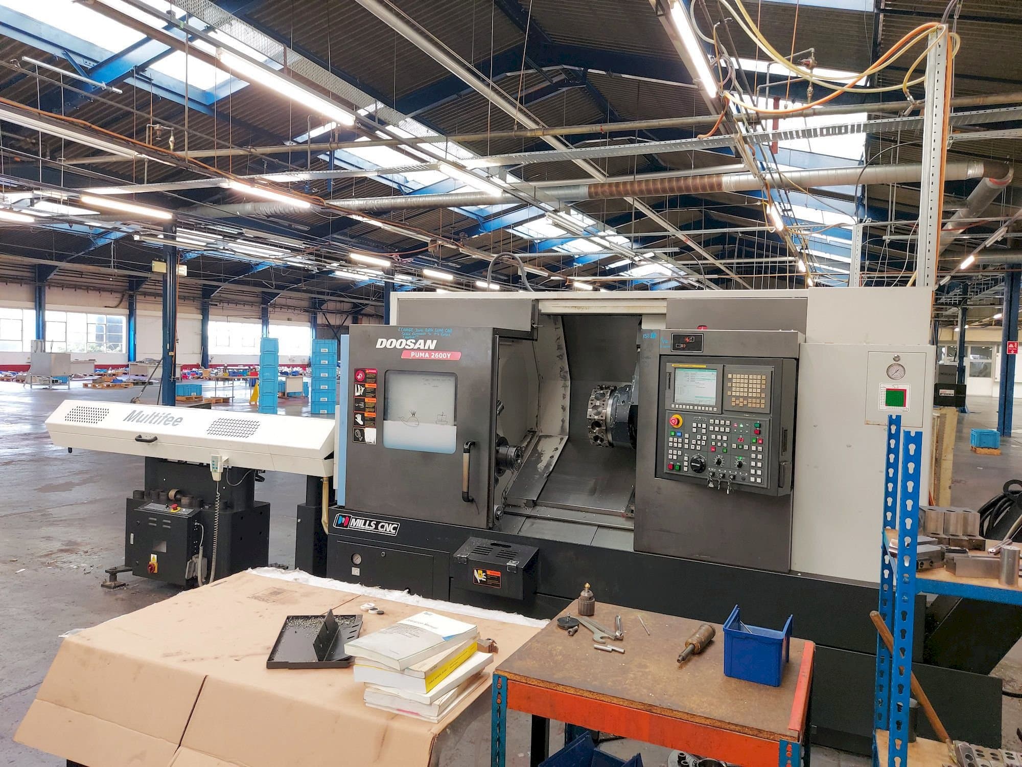 Vista frontale della macchina Doosan Puma 2600Y