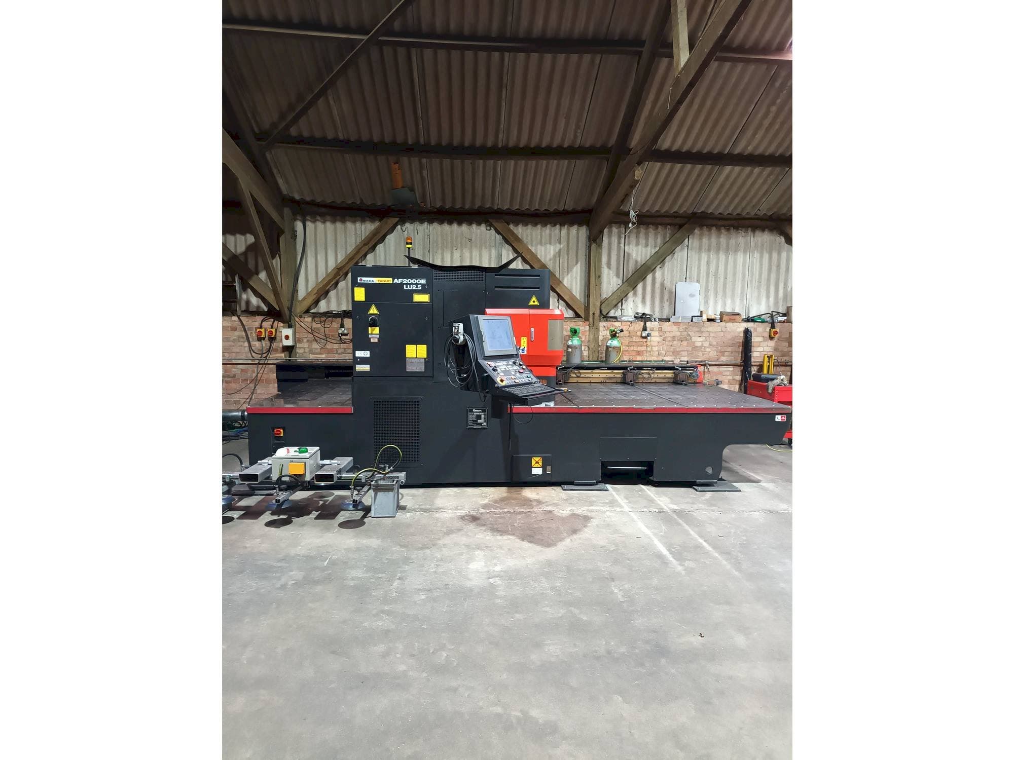 Vista frontale della macchina AMADA LC 2415 alpha 4 NT