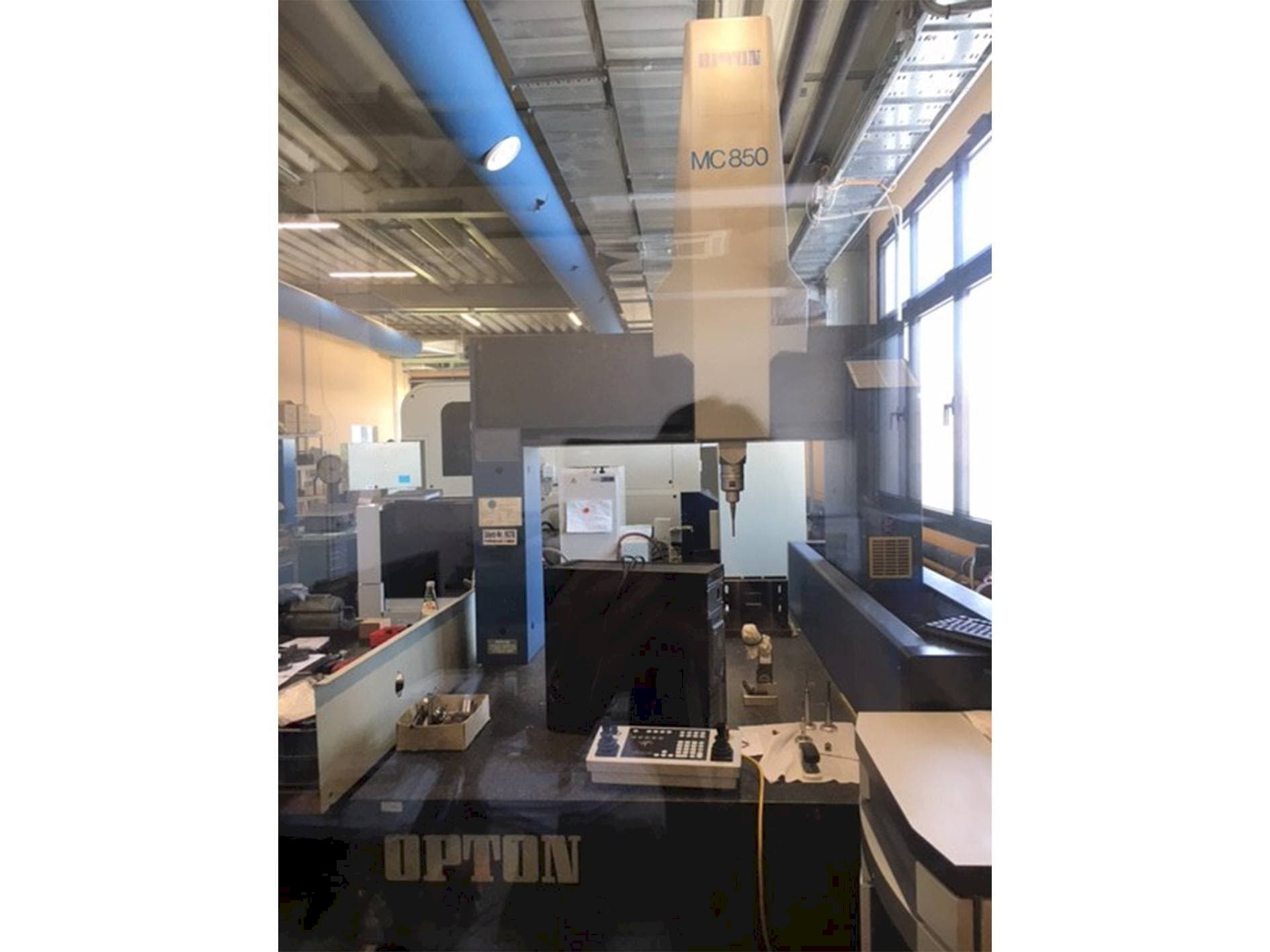 Vista frontale della macchina ZEISS Opton MC 850