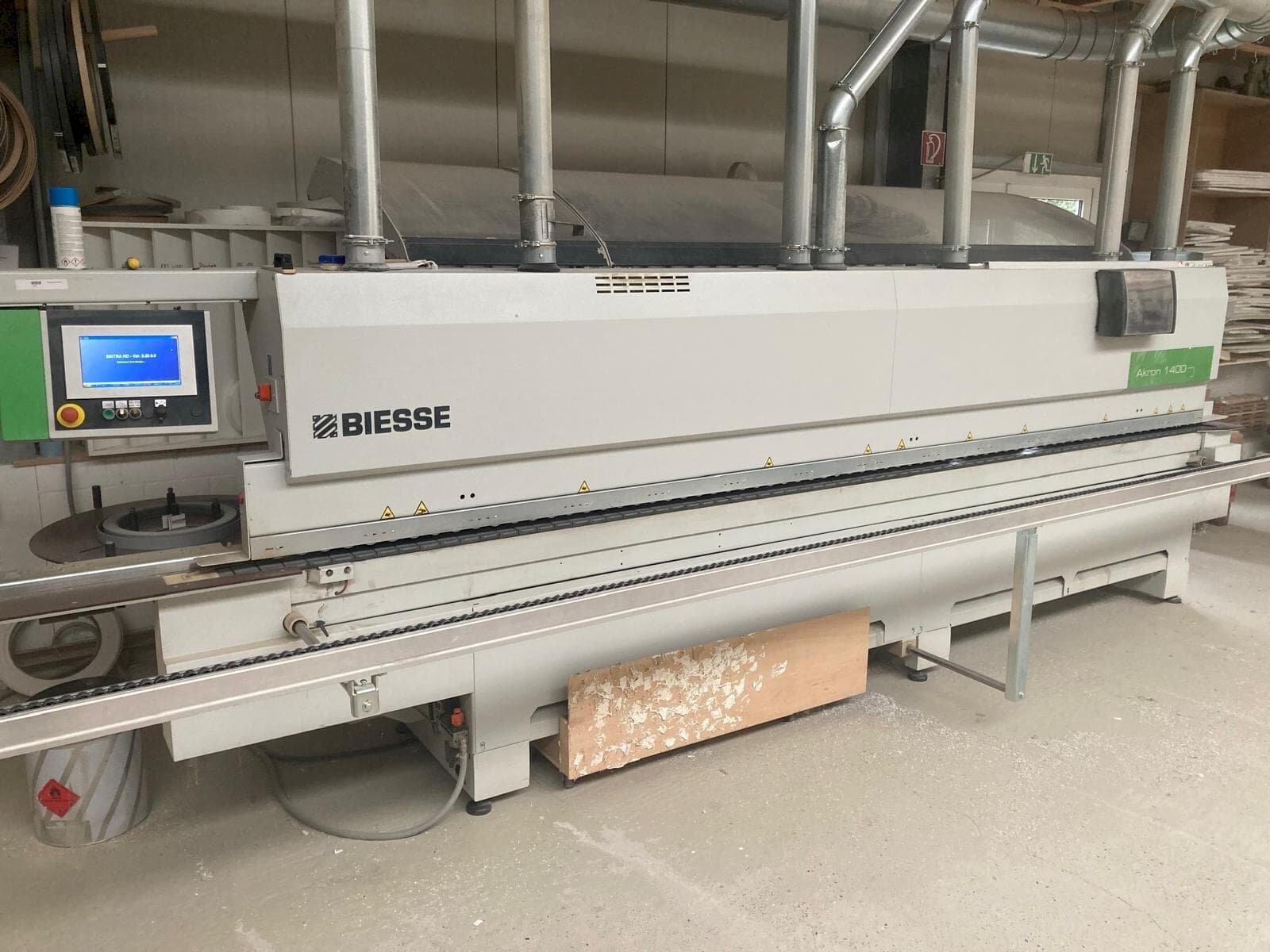 Vista frontale della macchina BIESSE AKRON 1440