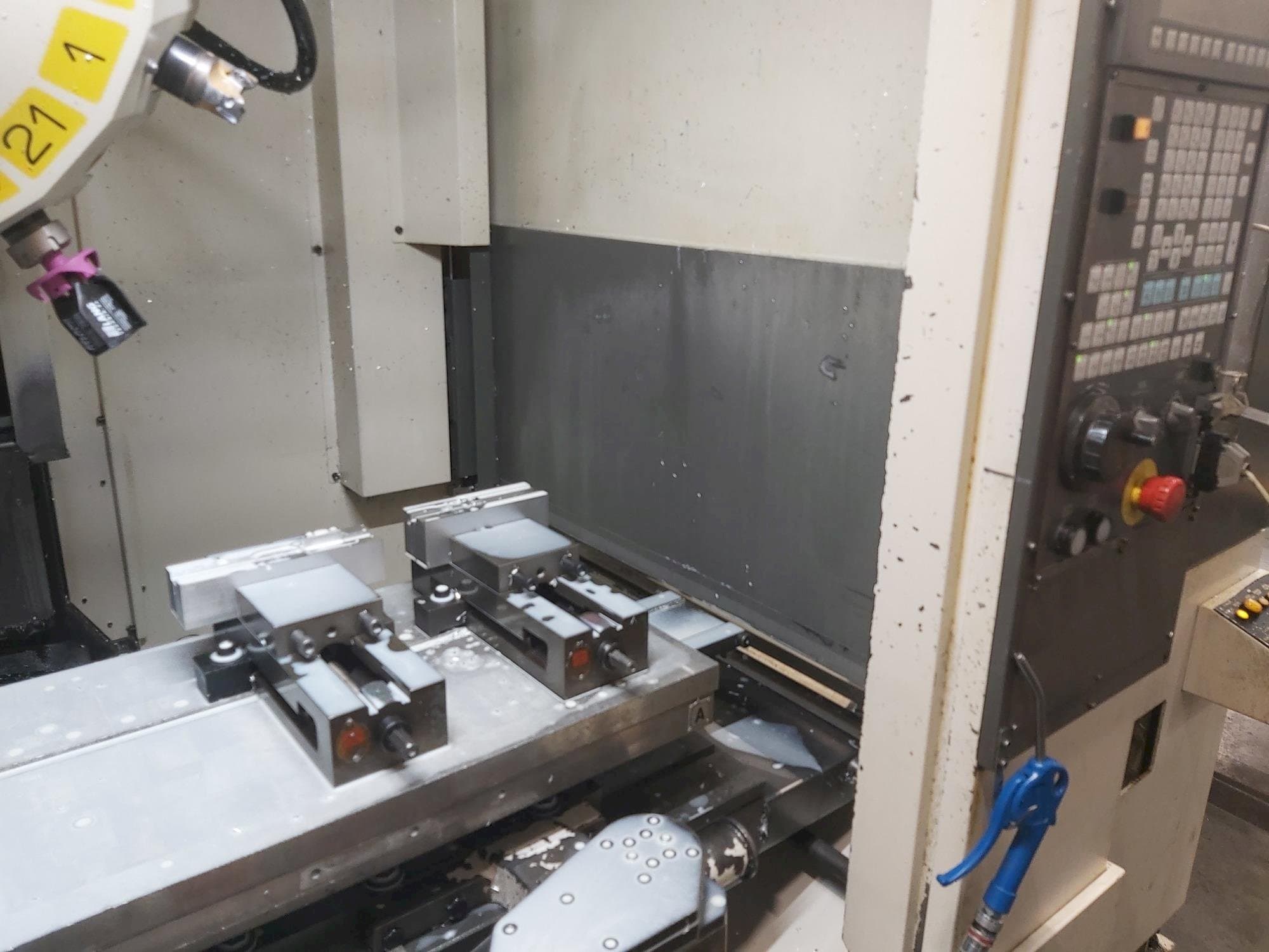 Vista frontale della macchina FANUC Robodrill Alpha T21iE