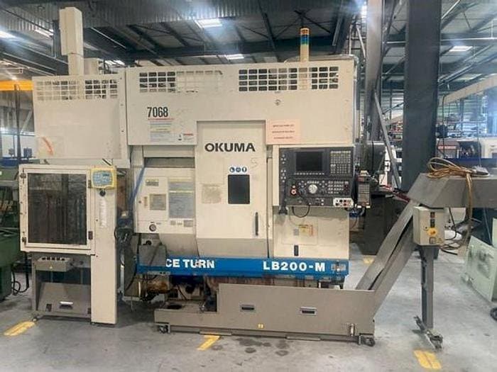 Vista frontale della macchina Okuma LB 200M