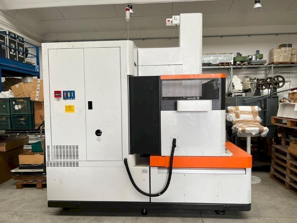 Vista frontale della macchina AgieCharmilles FORM 30