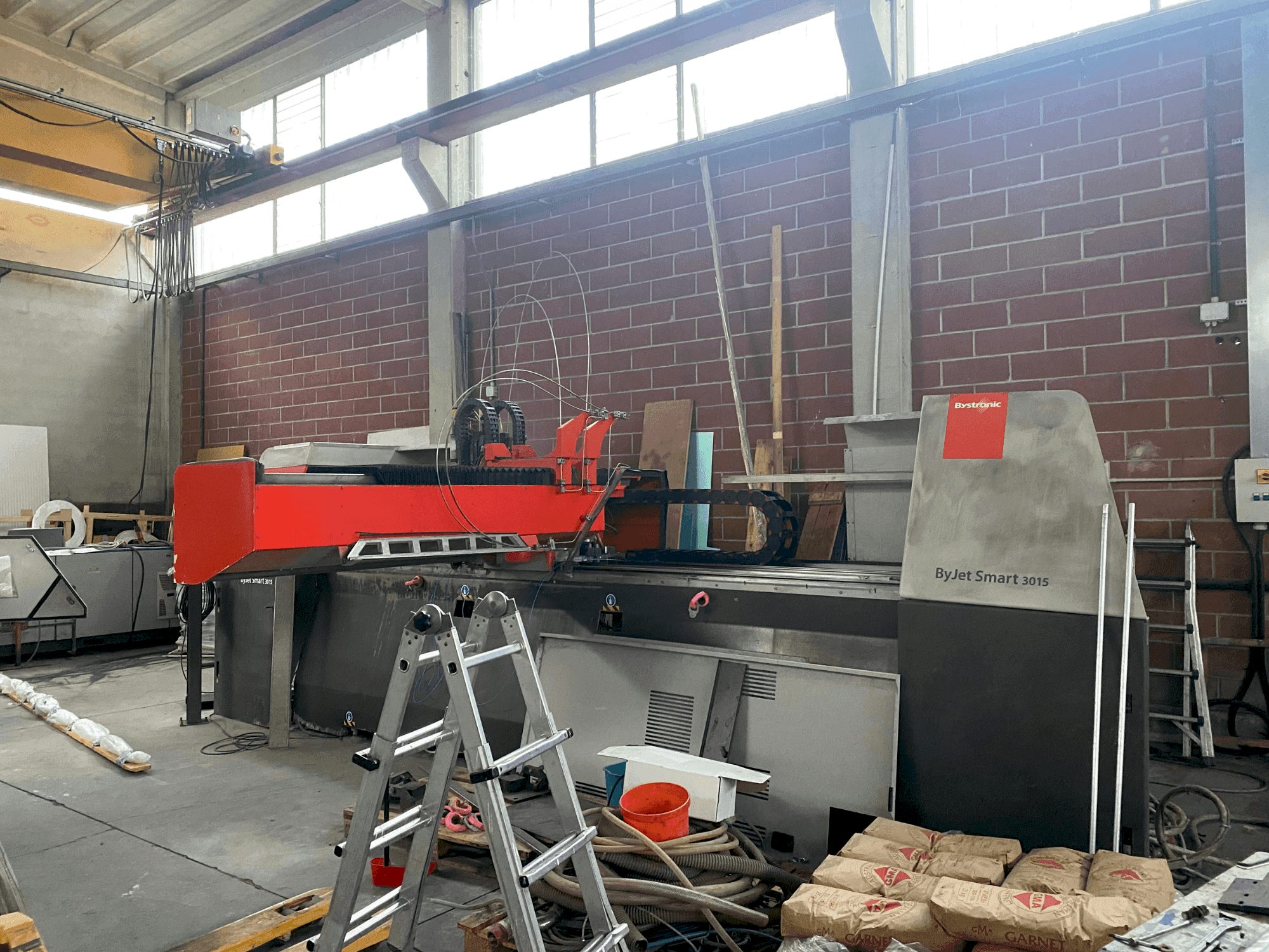 Vista frontale della macchina Bystronic ByJet 3015