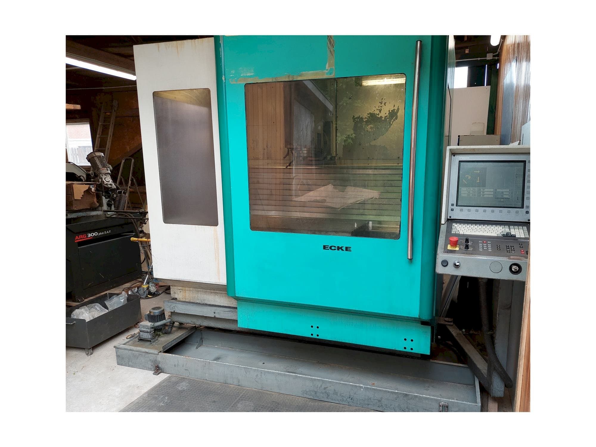 Vista frontale della macchina DECKEL MAHO DMU 60 E