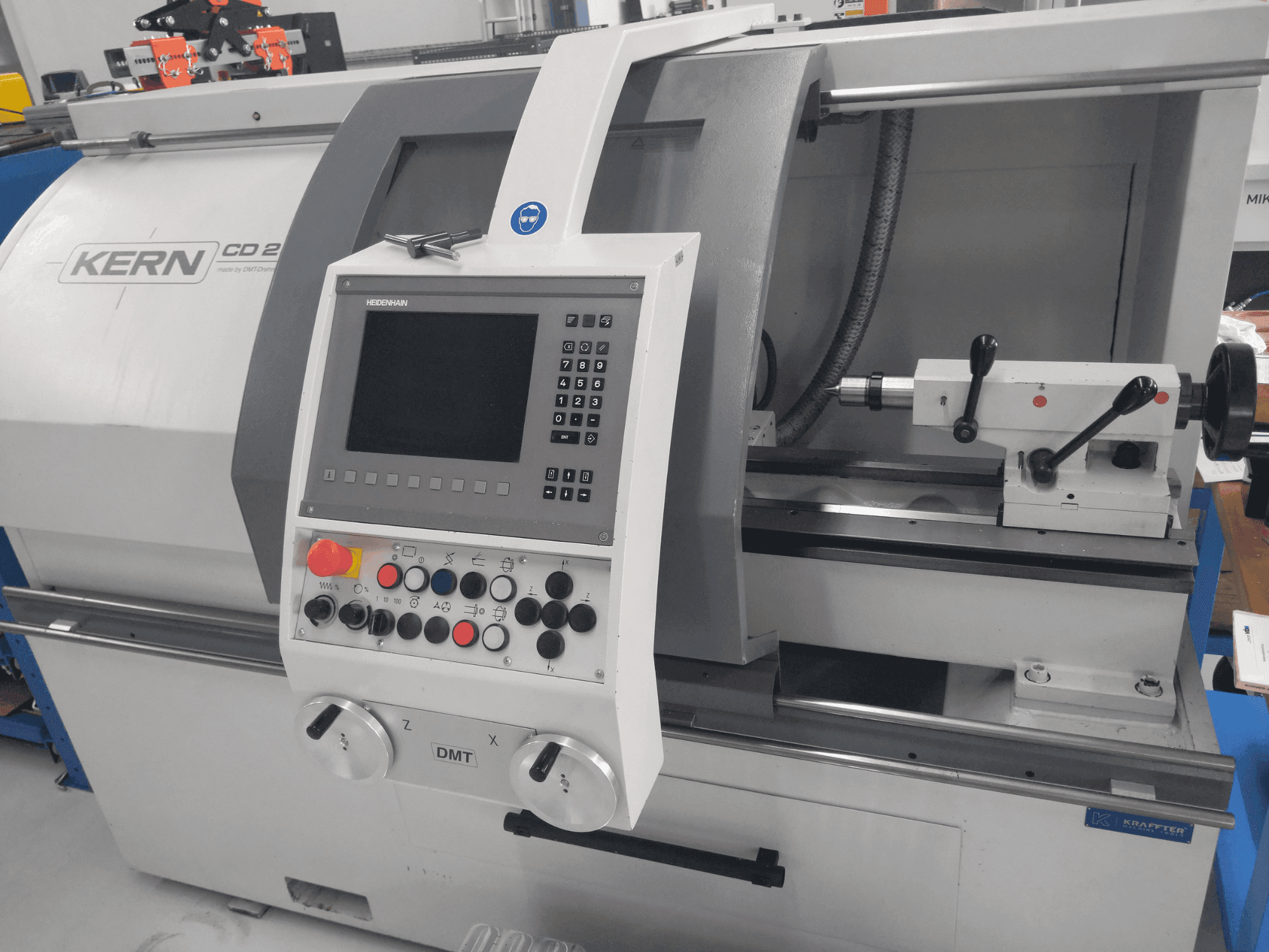 Vista frontale della macchina DMT KERN CD 282