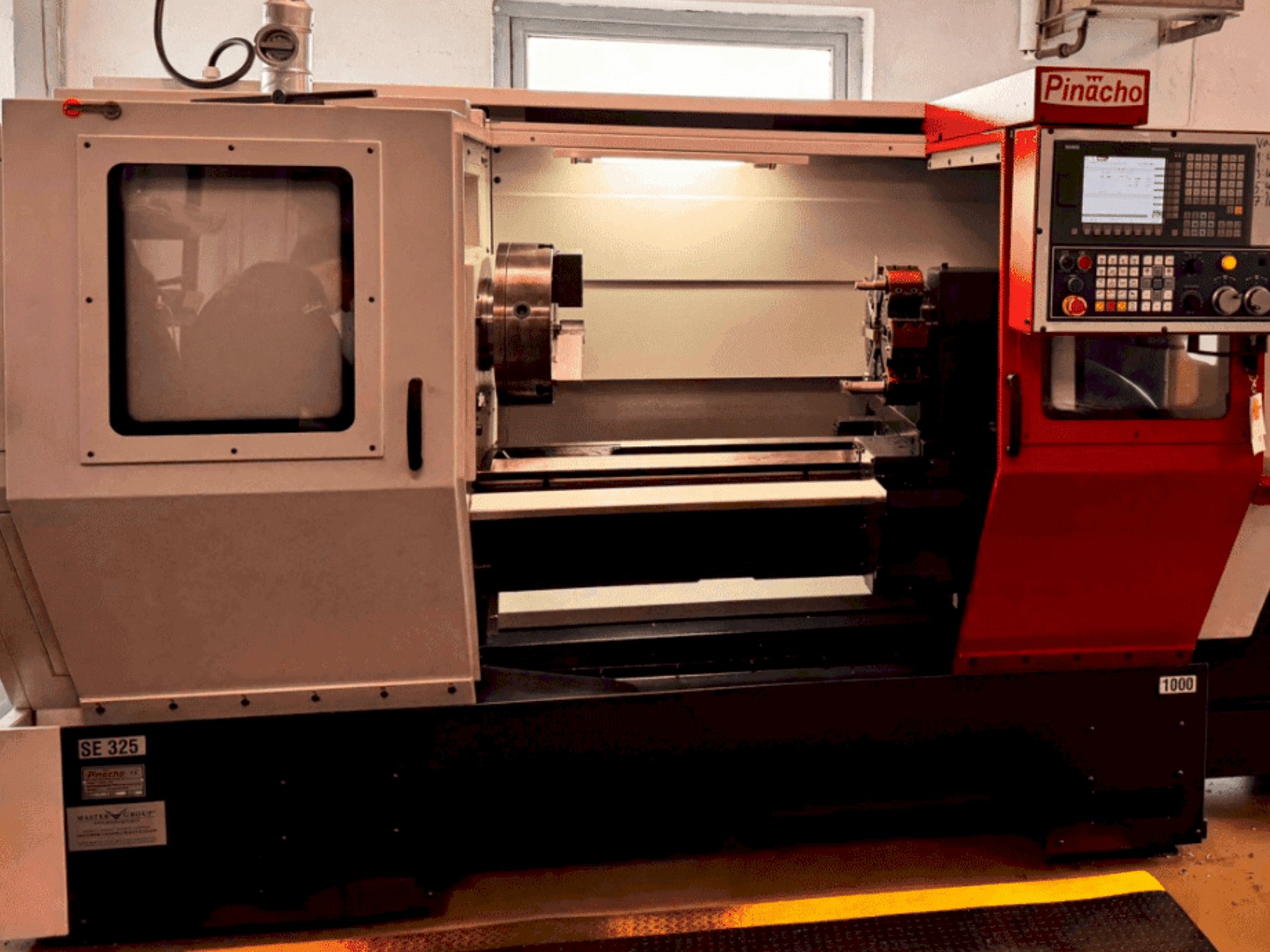 Vista frontale della macchina Pinacho SE325