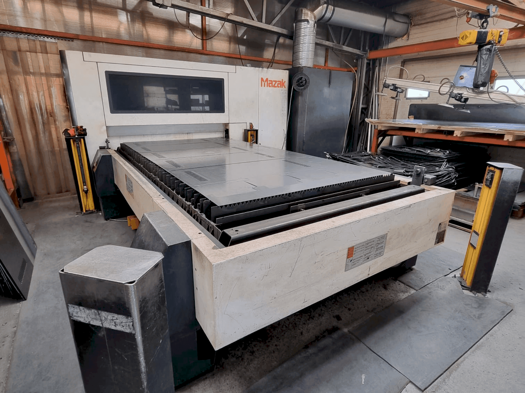 Vista frontale della macchina Mazak OPTIPLEX 3015 FIBER II