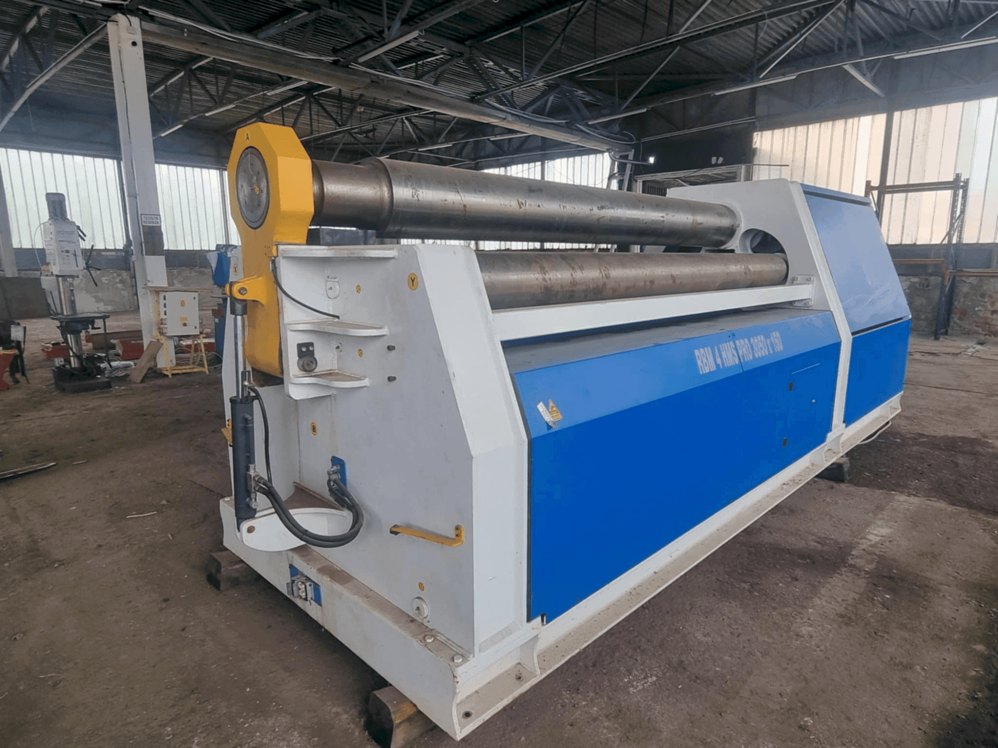 Vista frontale della macchina Metallkraft  RBM 4 HMS Pro 3050-150