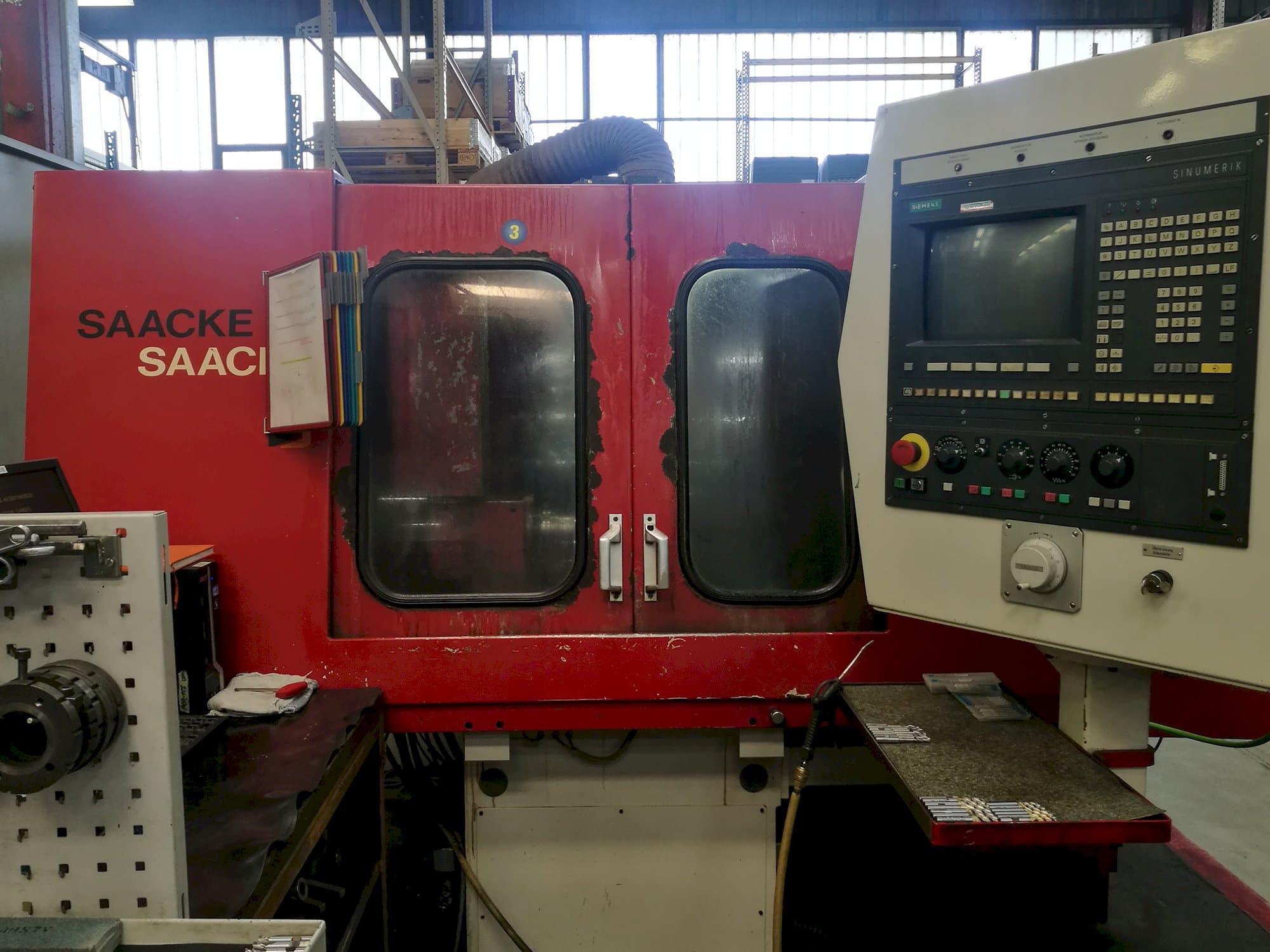 Vista frontale della macchina SAACKE UWII CNC