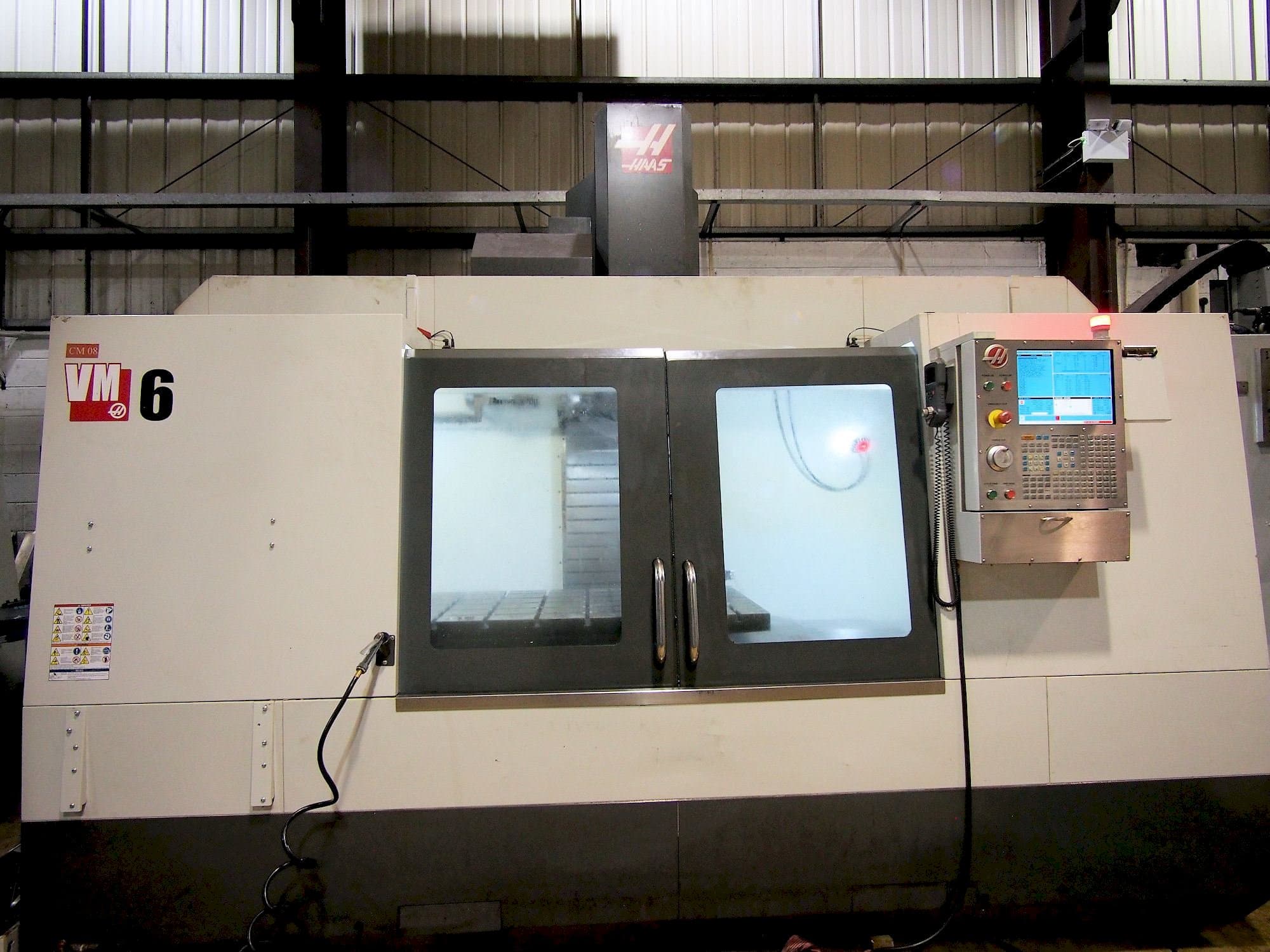 Vista frontale della macchina HAAS VM-6