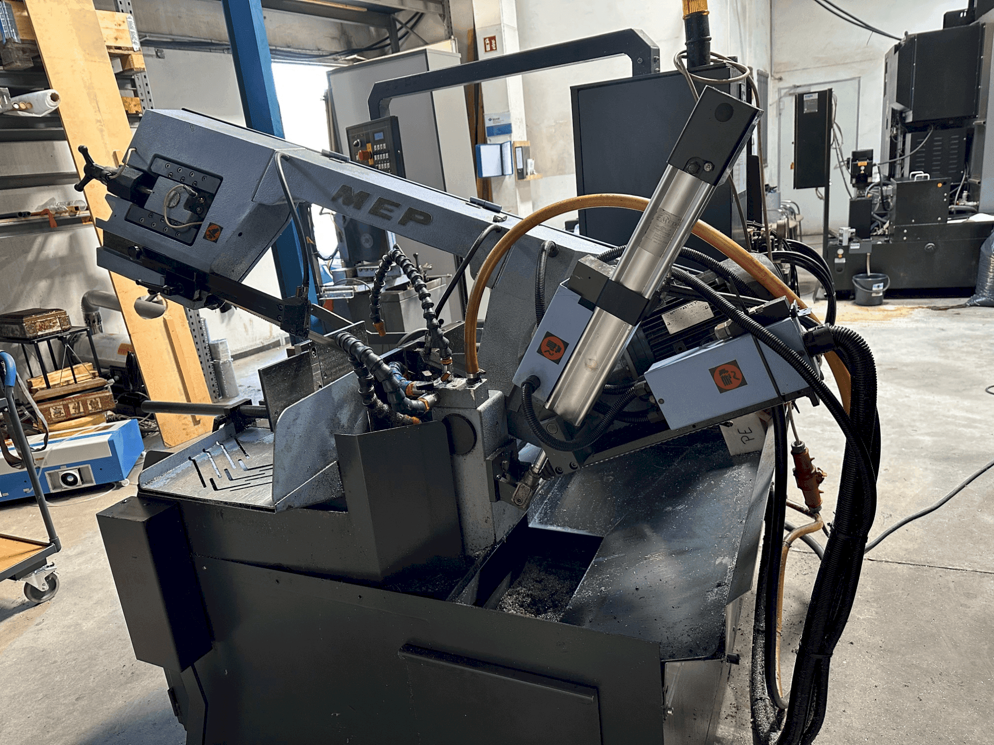 Vista frontale della macchina MEP SHARK 330 NC eco