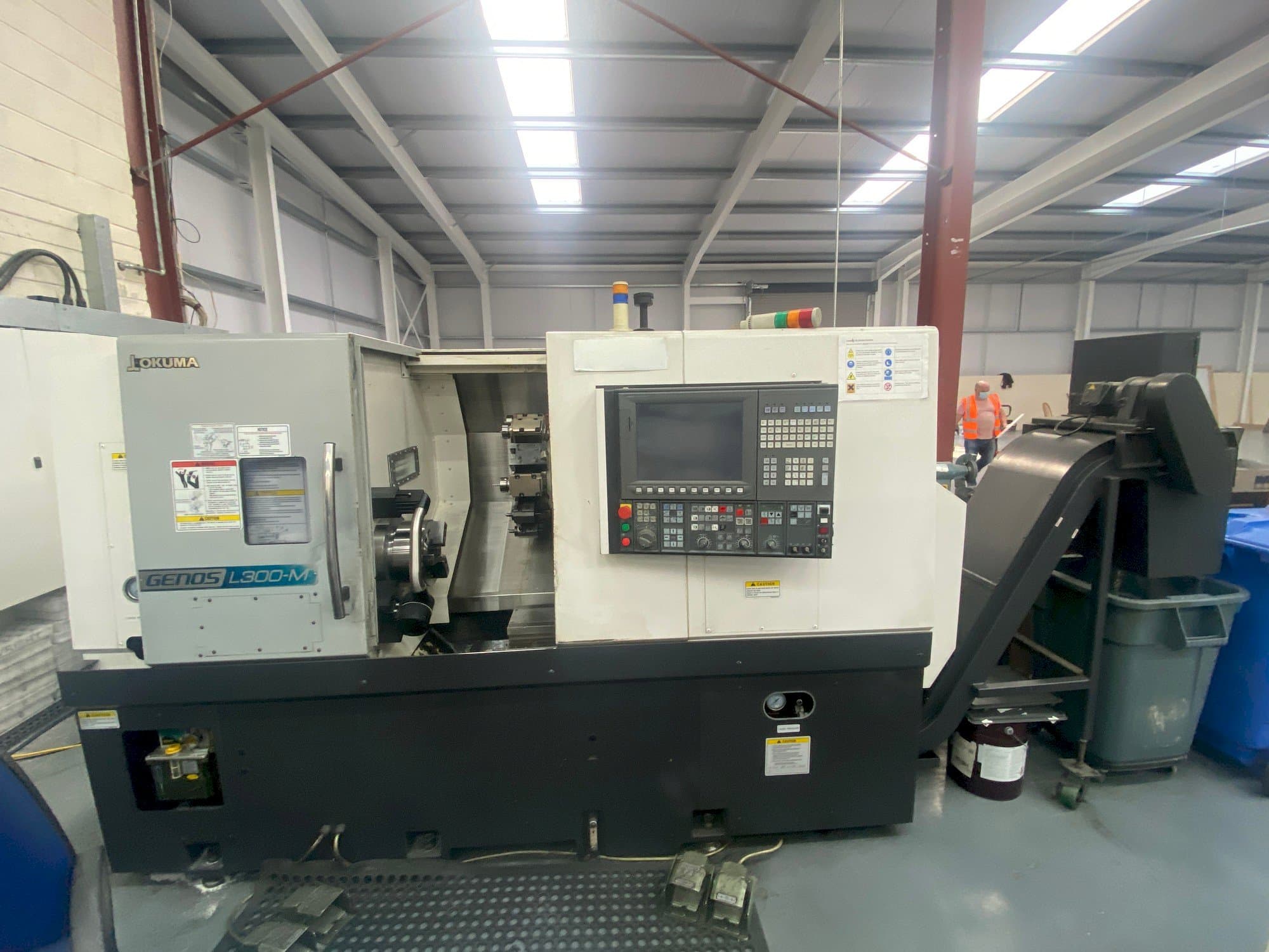 Vista frontale della macchina Okuma Genos L300MW