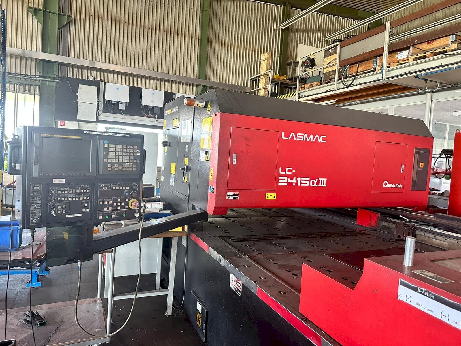 Vista frontale della macchina AMADA LC2415 A3