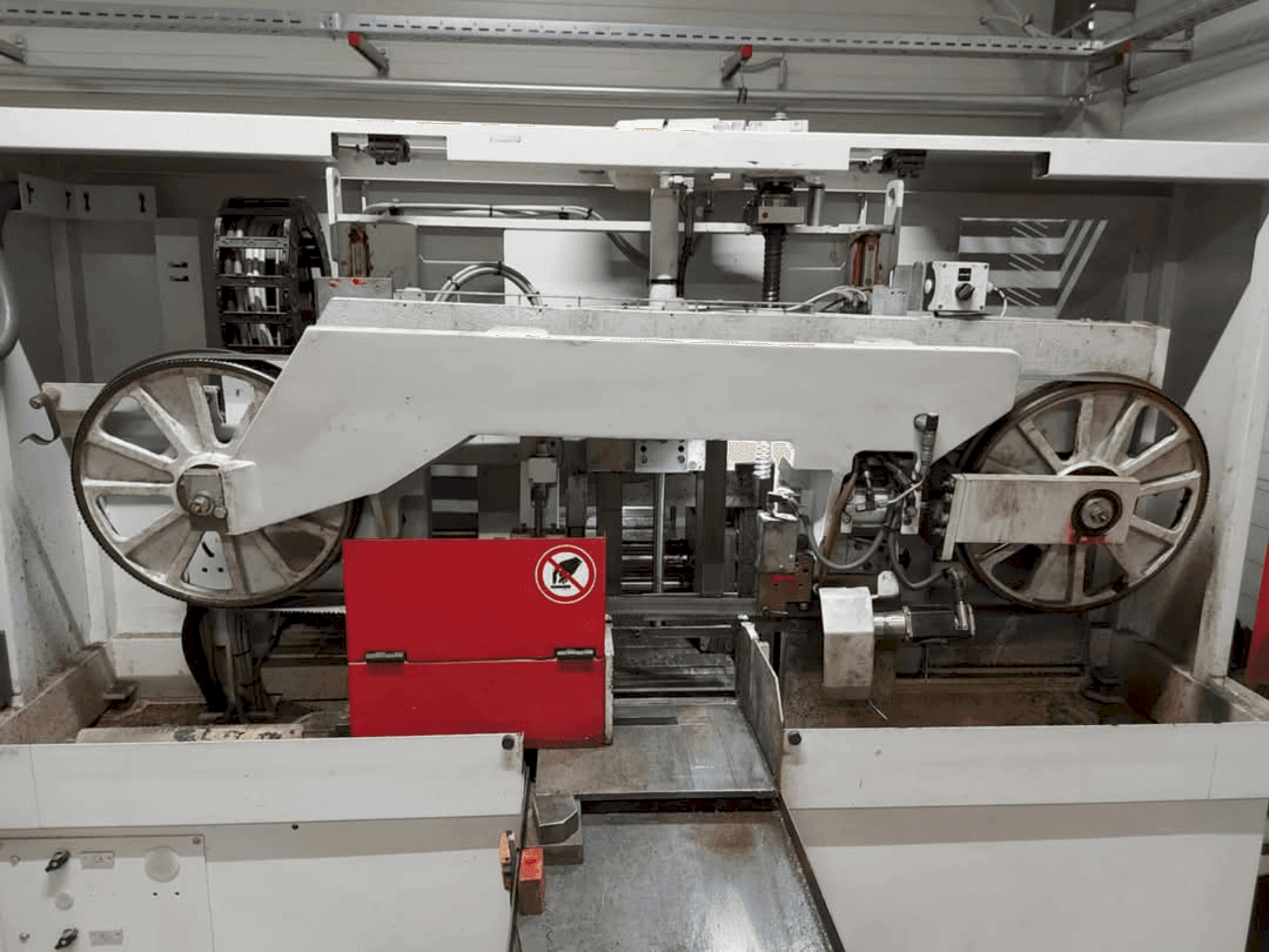 Vista frontale della macchina Behringer HBE 321-A