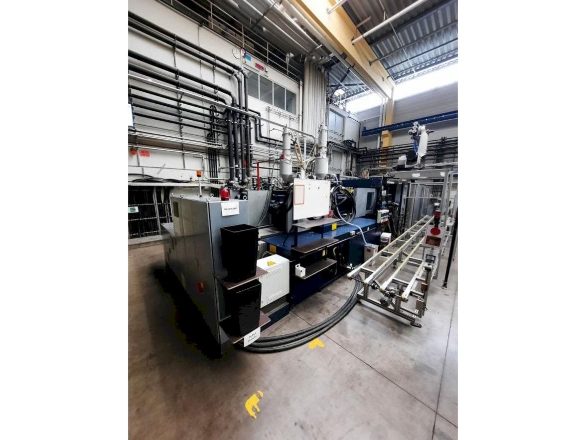 Vista frontale della macchina Battenfeld HM13000/9200/7700