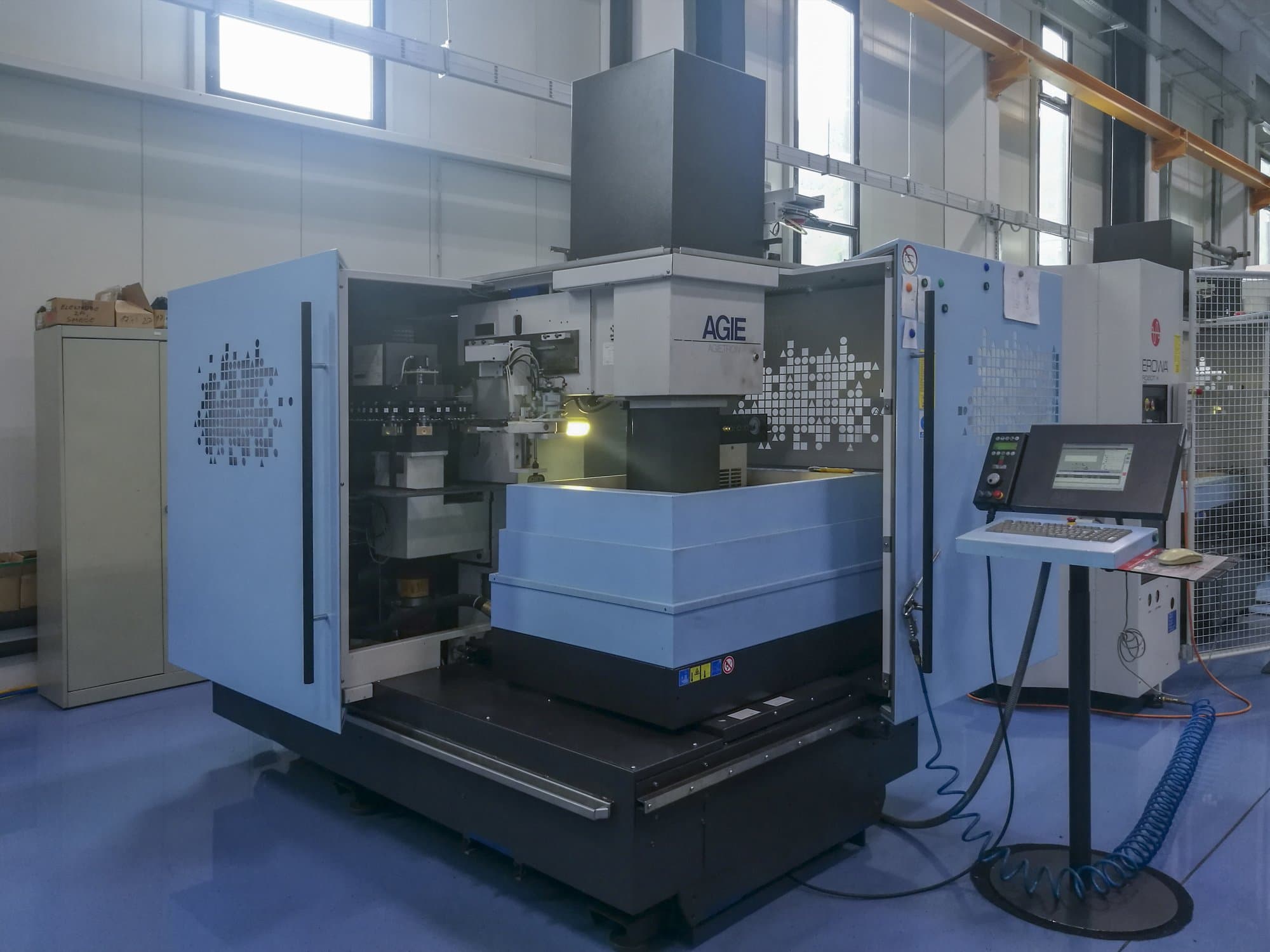 Vista frontale 1 della macchina AGIE AGIETRON INNOVATION 2